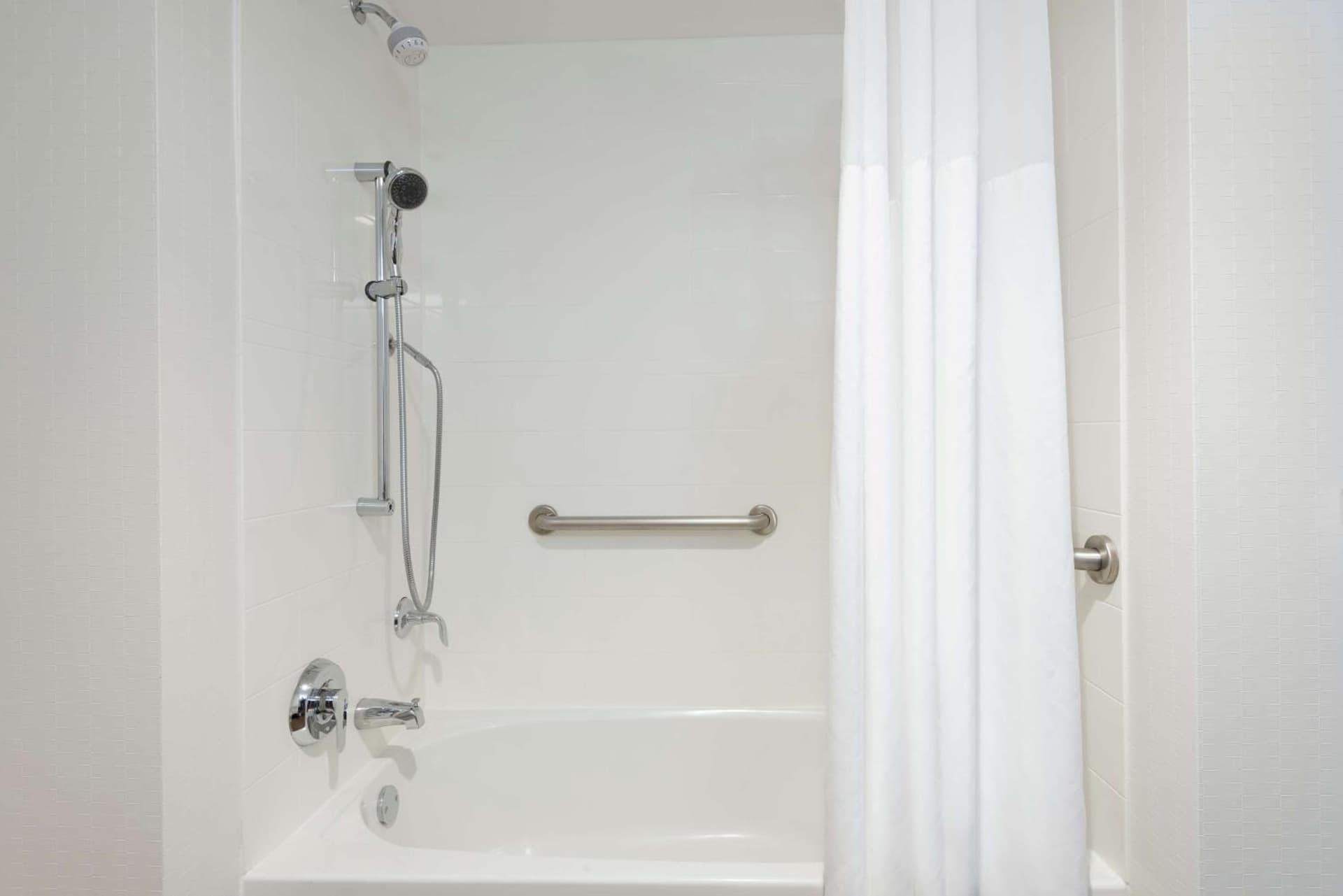 Hampton Inn and Suites Clearwater Beach gallery photo in Clearwater Beach, FL — image 13