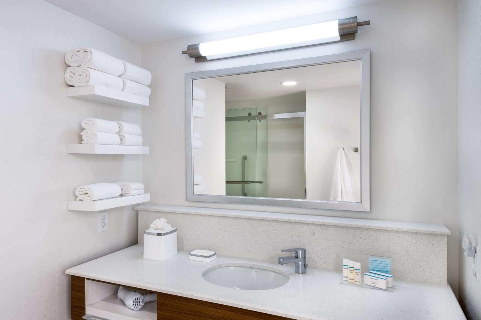Hampton Inn and Suites Clearwater Beach gallery photo in Clearwater Beach, FL — image 17
