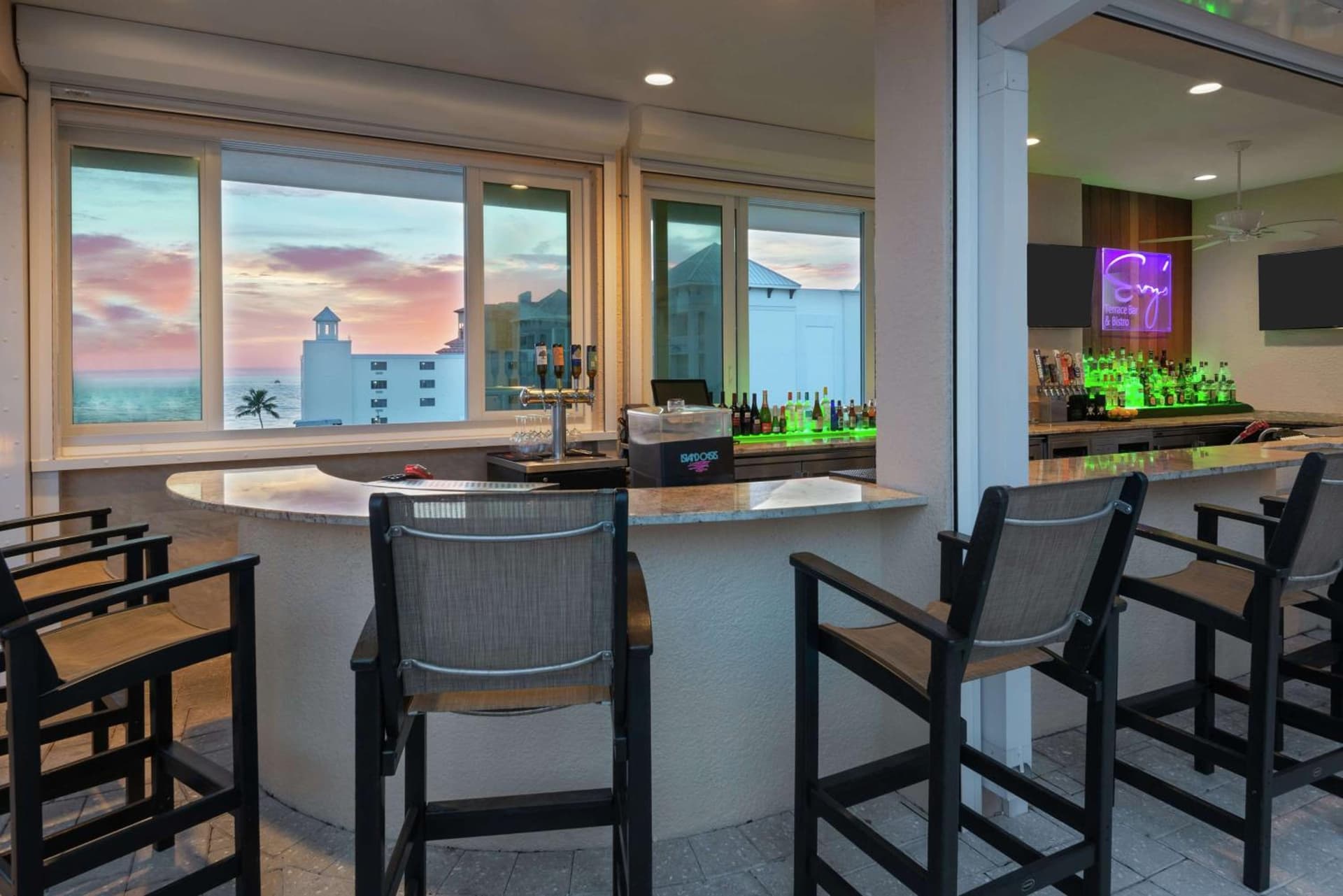 Hampton Inn and Suites Clearwater Beach gallery photo in Clearwater Beach, FL — image 11