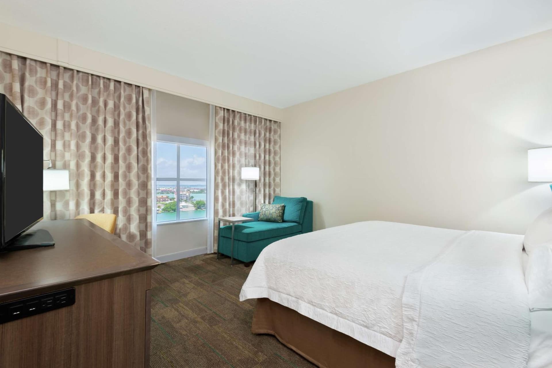 Hampton Inn and Suites Clearwater Beach gallery photo in Clearwater Beach, FL — image 34