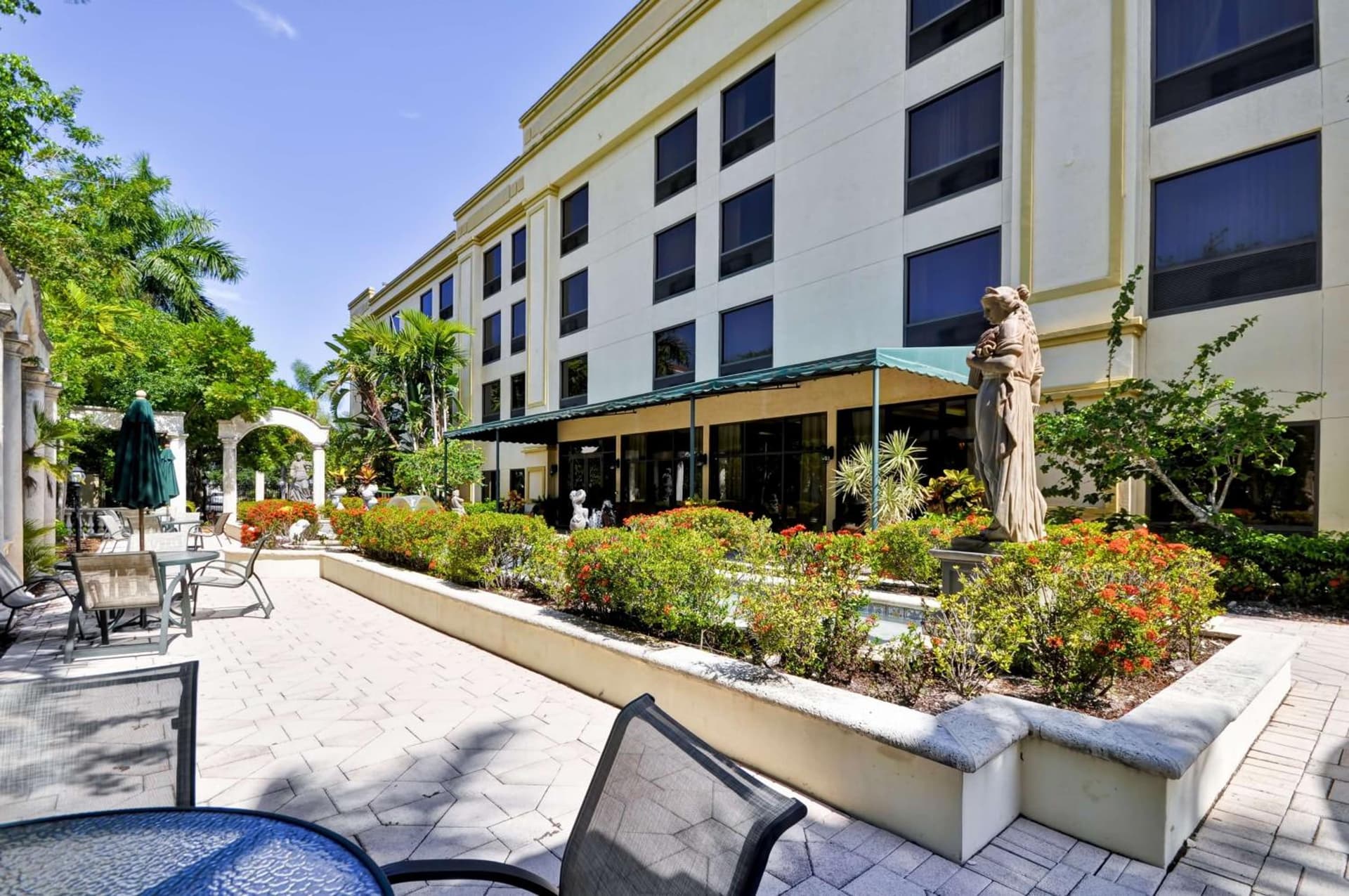 Hampton Inn Palm Beach Gardens property views in Palm Beach Gardens, FL — gallery photo 3