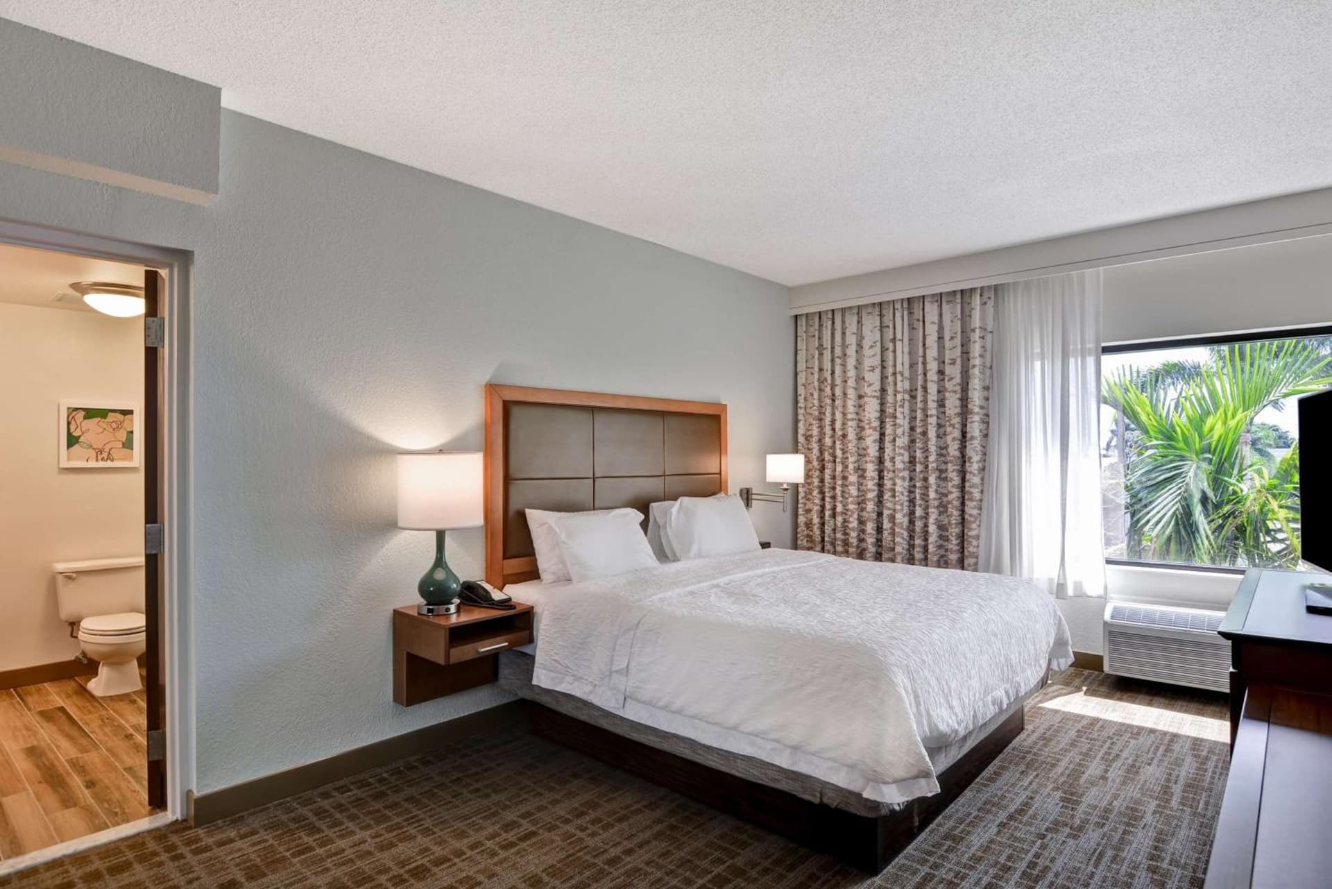 Hampton Inn Palm Beach Gardens gallery photo in Palm Beach Gardens, FL — image 16