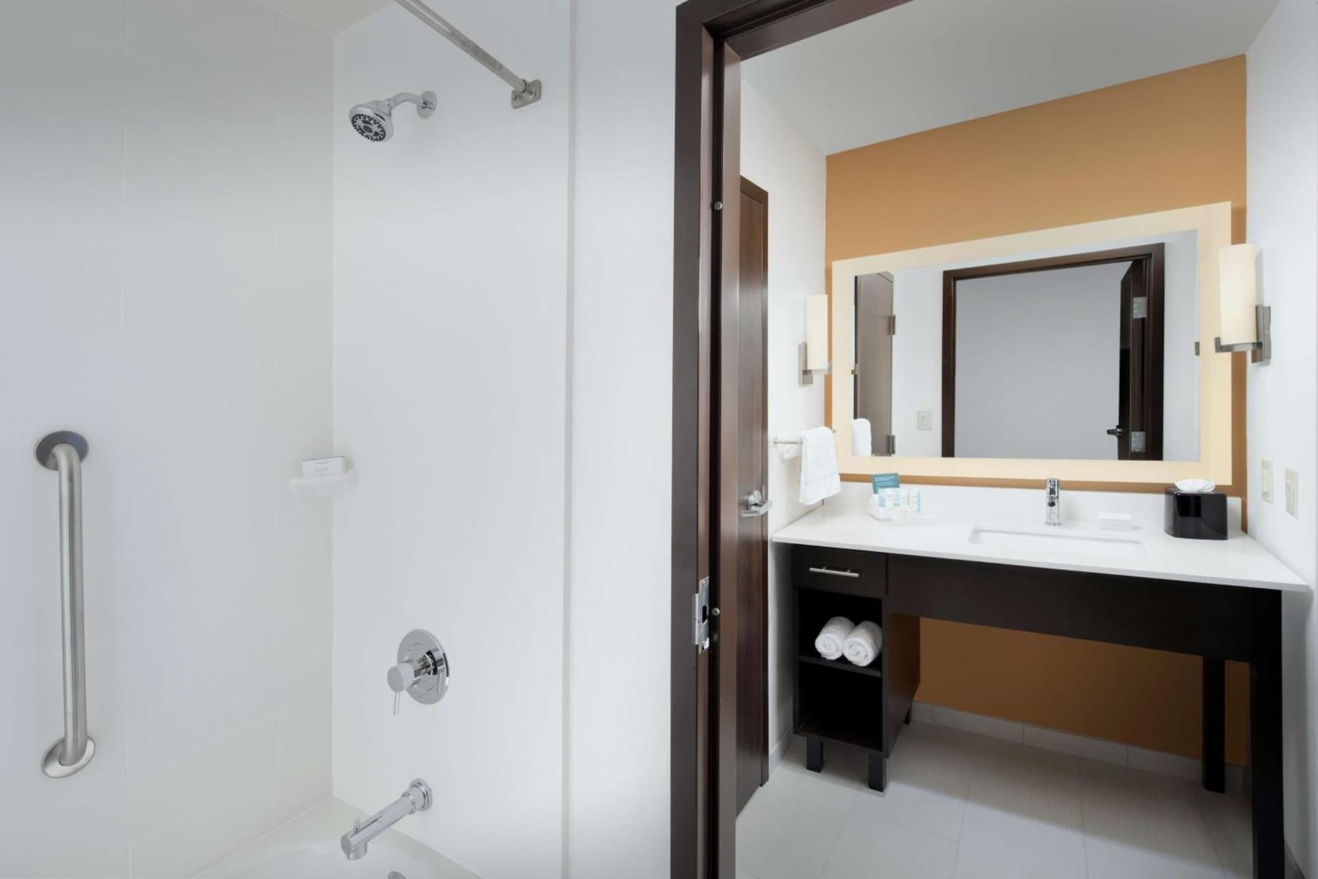 Homewood Suites By Hilton Kansas City Speedway gallery photo in Kansas City, KS — image 11