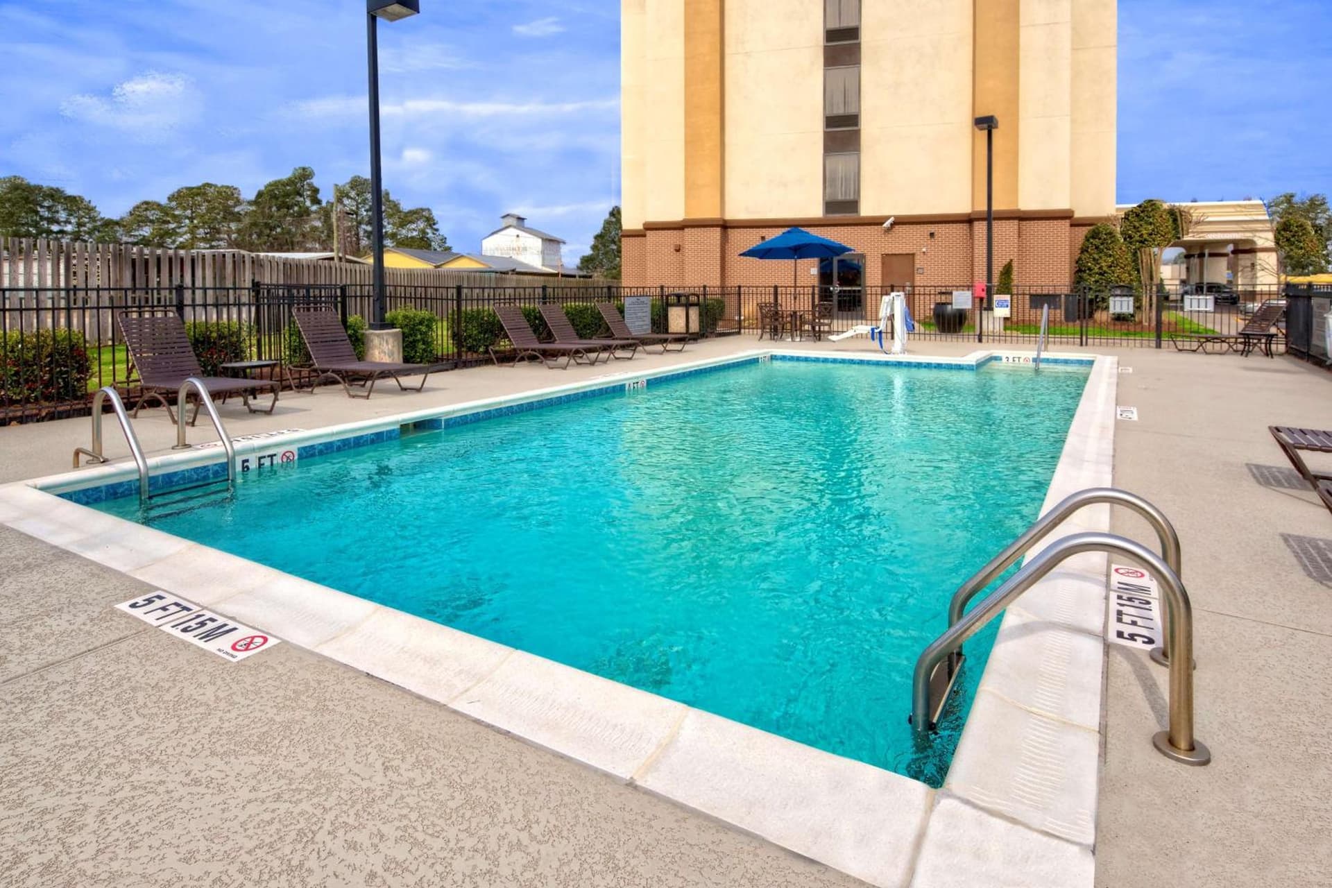 Hampton Inn Dunn interior in Dunn, NC — gallery photo 2