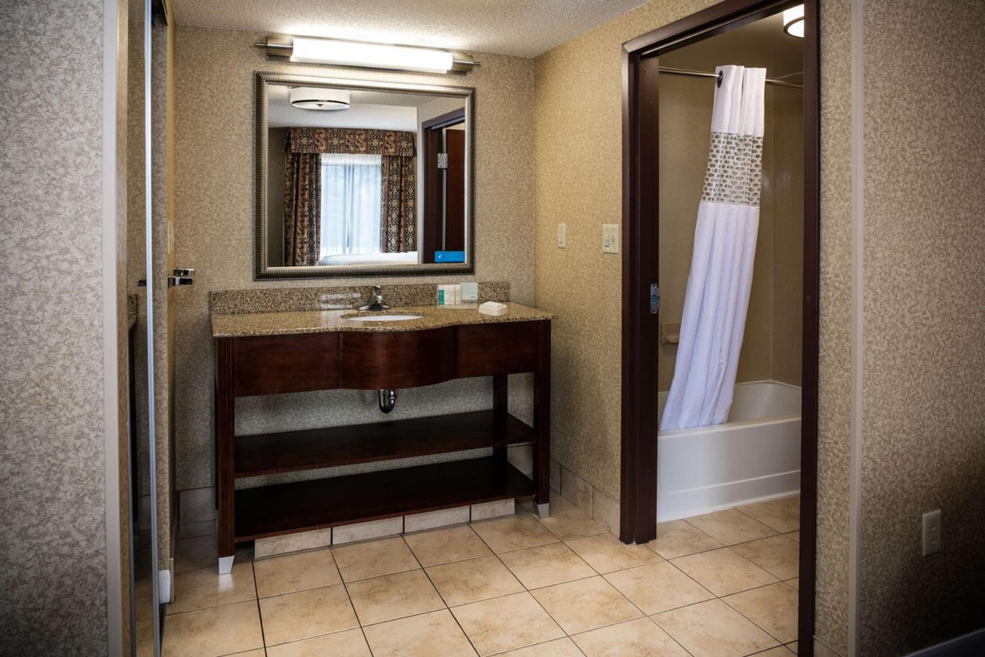 Hampton Inn & Suites Toledo-Perrysburg gallery photo in Rossford, OH — image 34