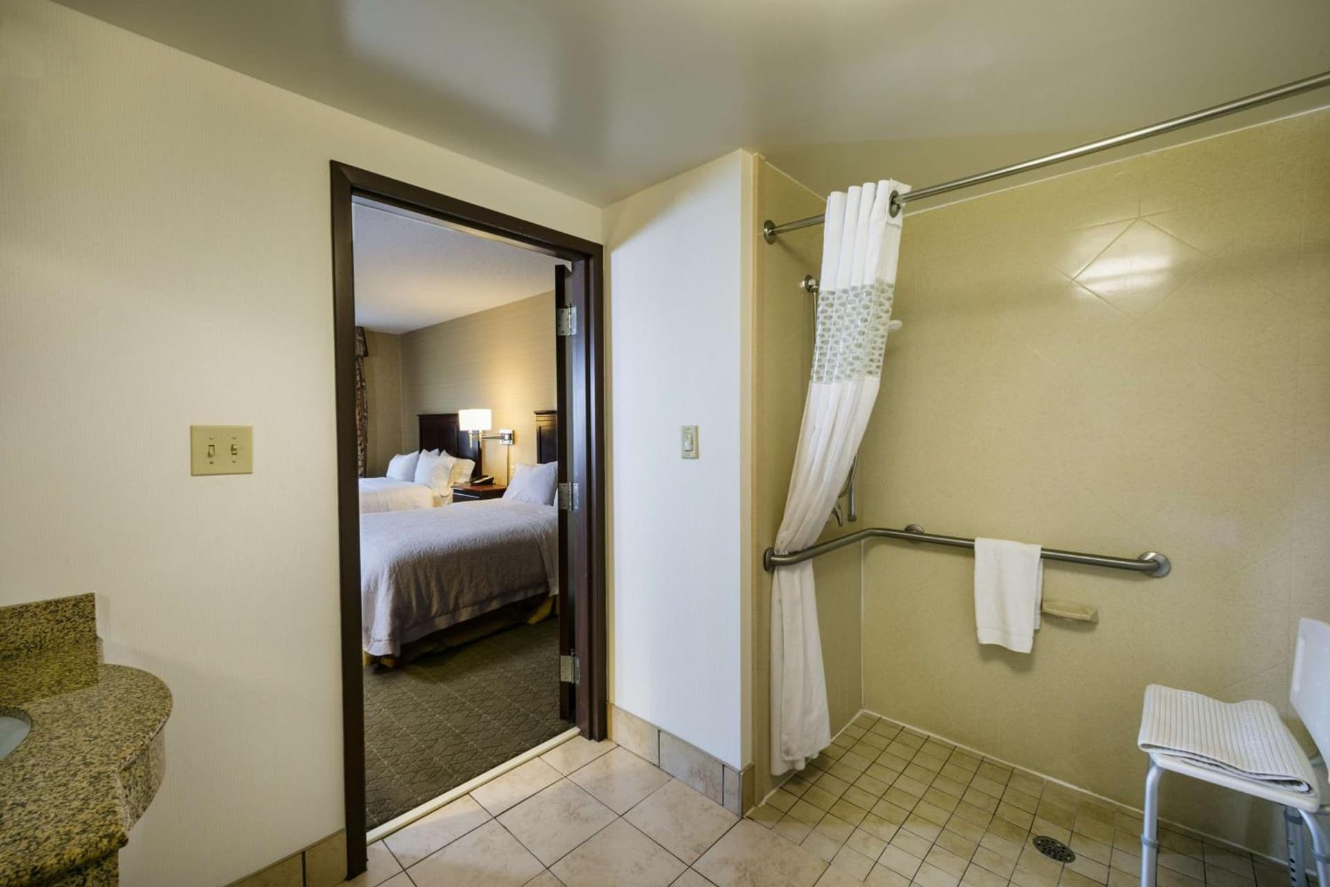 Hampton Inn & Suites Toledo-Perrysburg gallery photo in Rossford, OH — image 28