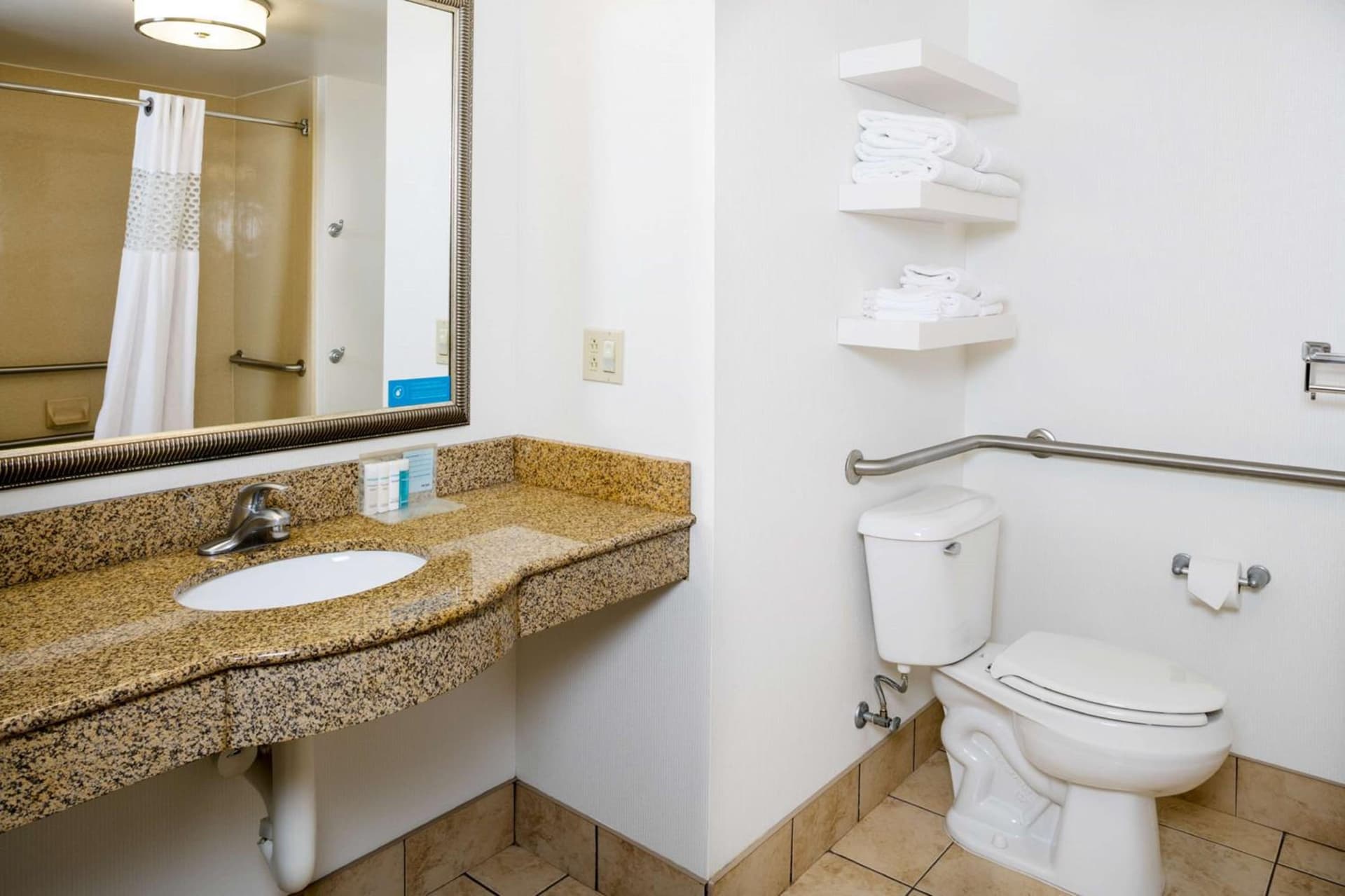 Hampton Inn & Suites Toledo-Perrysburg gallery photo in Rossford, OH — image 23