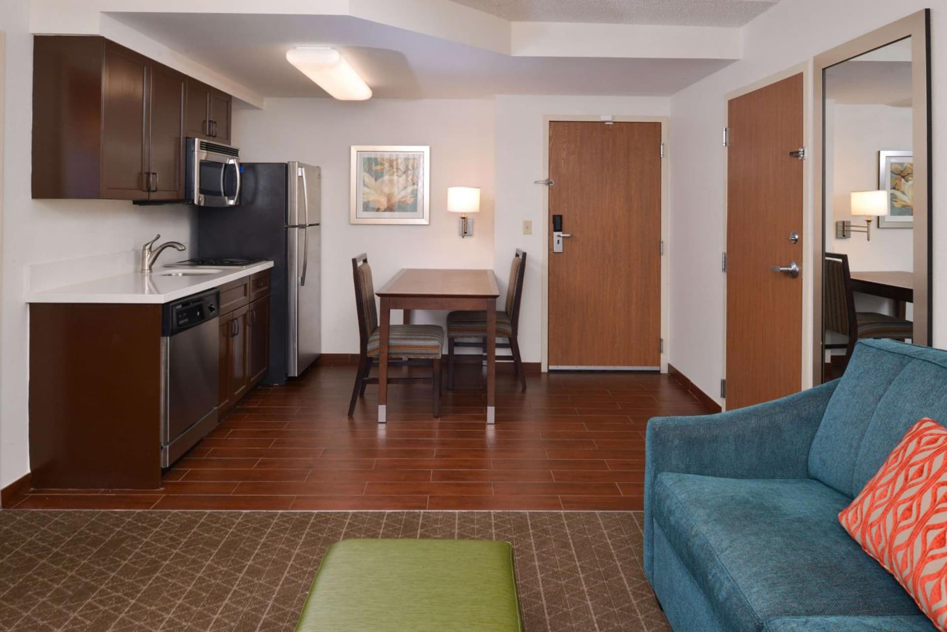 Hampton Inn & Suites Pueblo-Southgate interior in Pueblo, CO — gallery photo 2