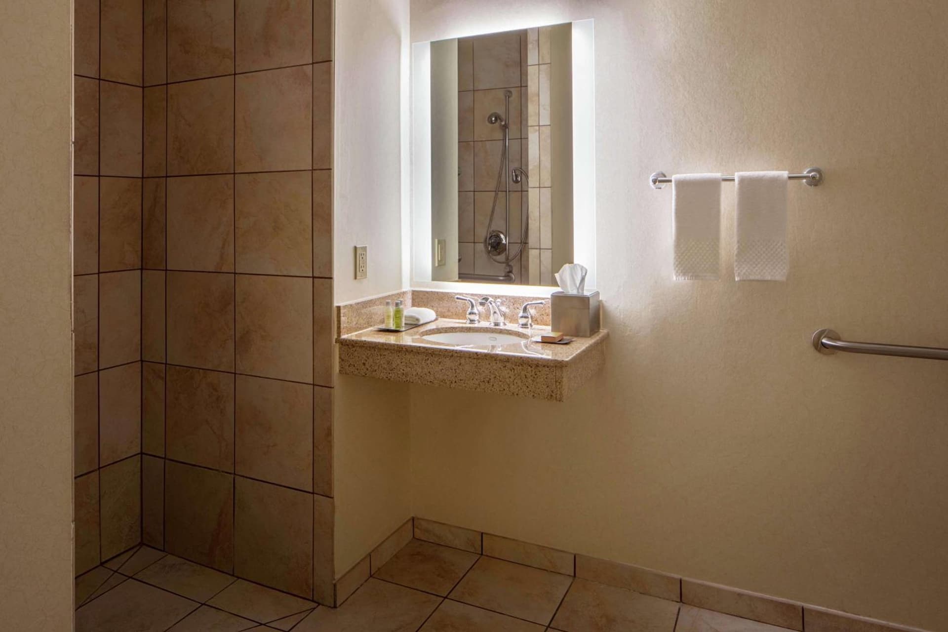 DoubleTree Suites by Hilton Minneapolis Downtown gallery photo in Minneapolis, MN — image 23