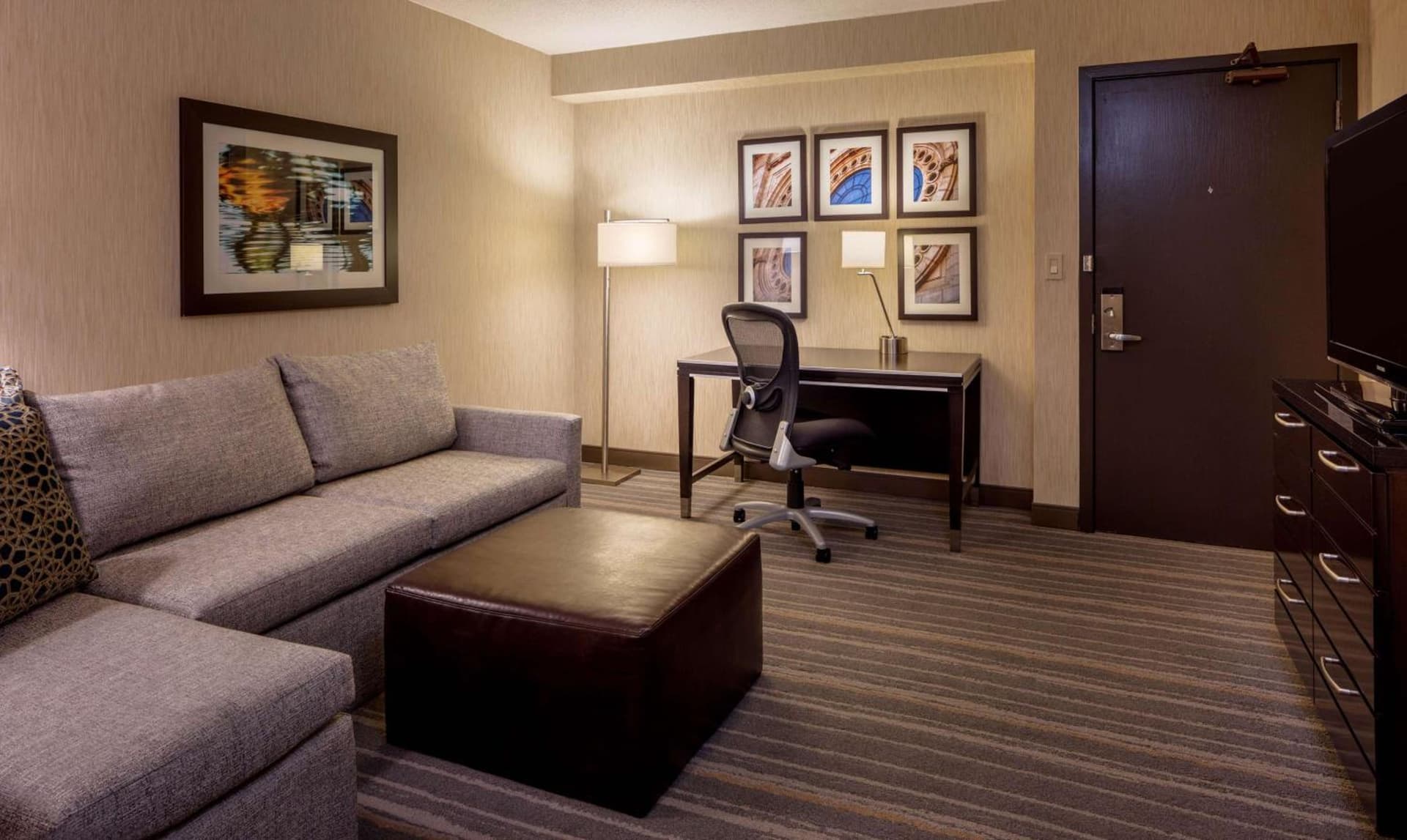 DoubleTree Suites by Hilton Minneapolis Downtown gallery photo in Minneapolis, MN — image 10