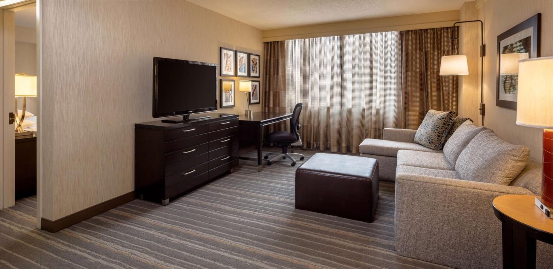 DoubleTree Suites by Hilton Minneapolis Downtown interior in Minneapolis, MN — gallery photo 2