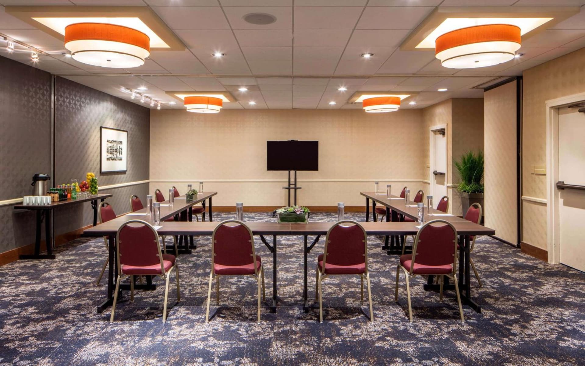 DoubleTree Suites by Hilton Minneapolis Downtown gallery photo in Minneapolis, MN — image 6
