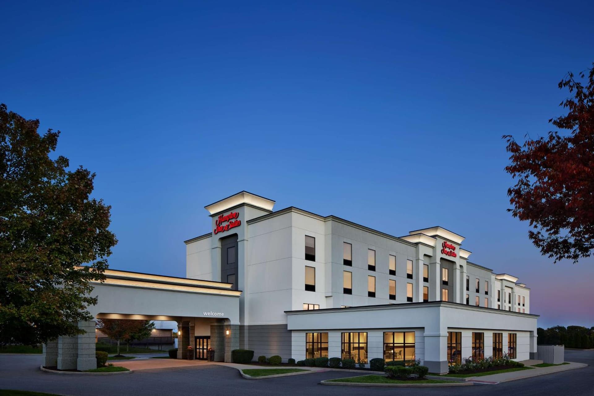 Hampton Inn & Suites West Haven interior in West Haven, CT — gallery photo 2