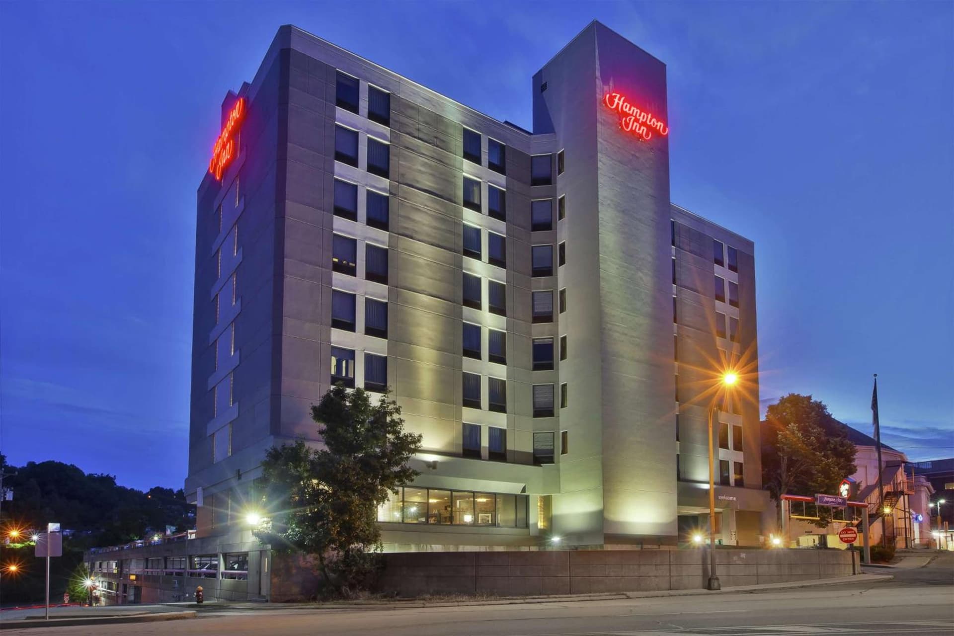 Hampton Inn Pittsburgh University Medical Center interior in Pittsburgh, PA — gallery photo 2