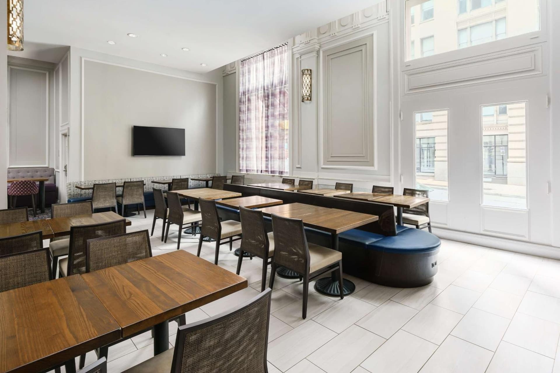 Hampton Inn & Suites Baltimore Inner Harbor gallery photo in Baltimore, MD — image 36