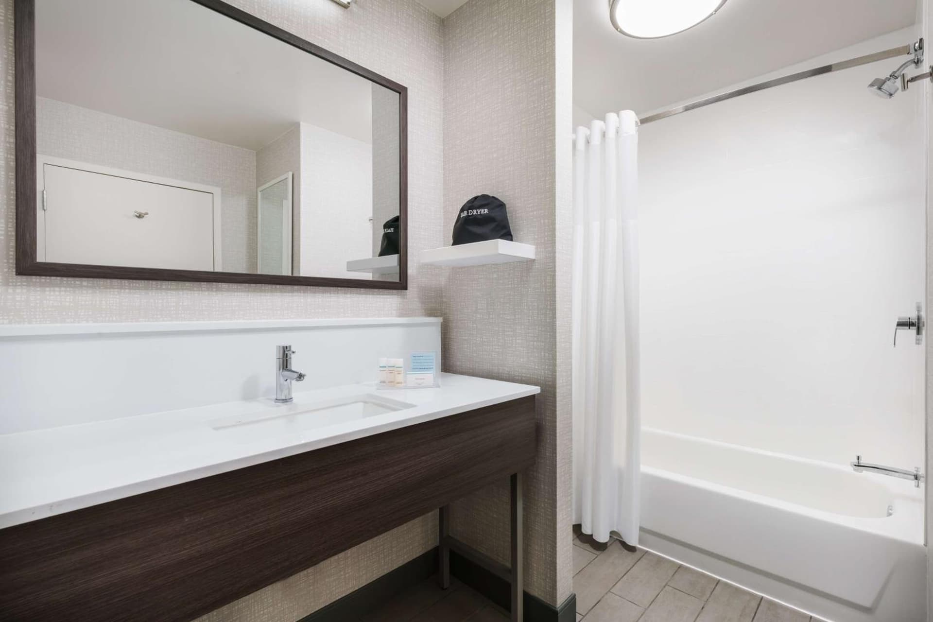 Hampton Inn & Suites Baltimore Inner Harbor gallery photo in Baltimore, MD — image 39