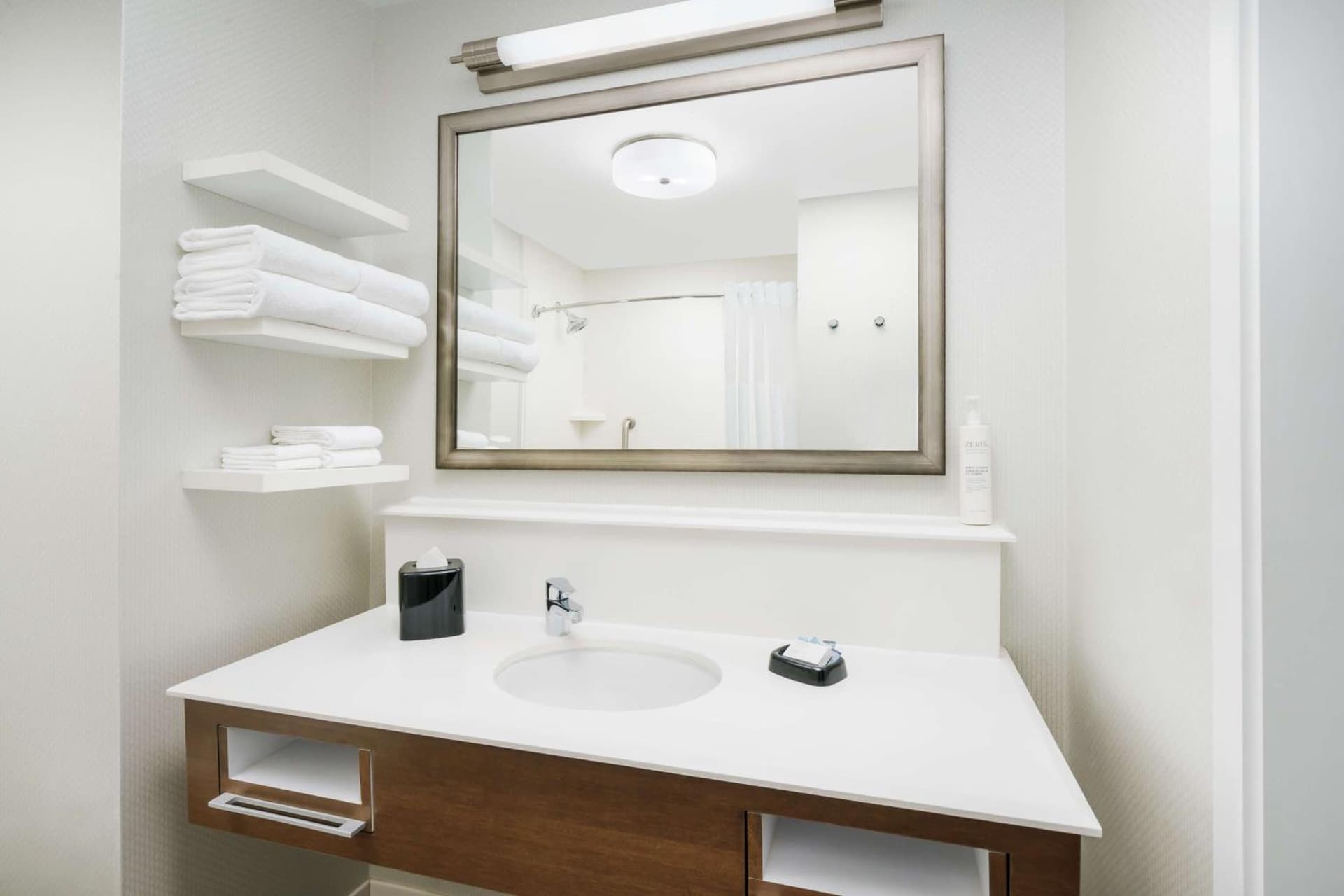 Hampton Inn & Suites LAX El Segundo gallery photo in El Segundo, CA — image 17