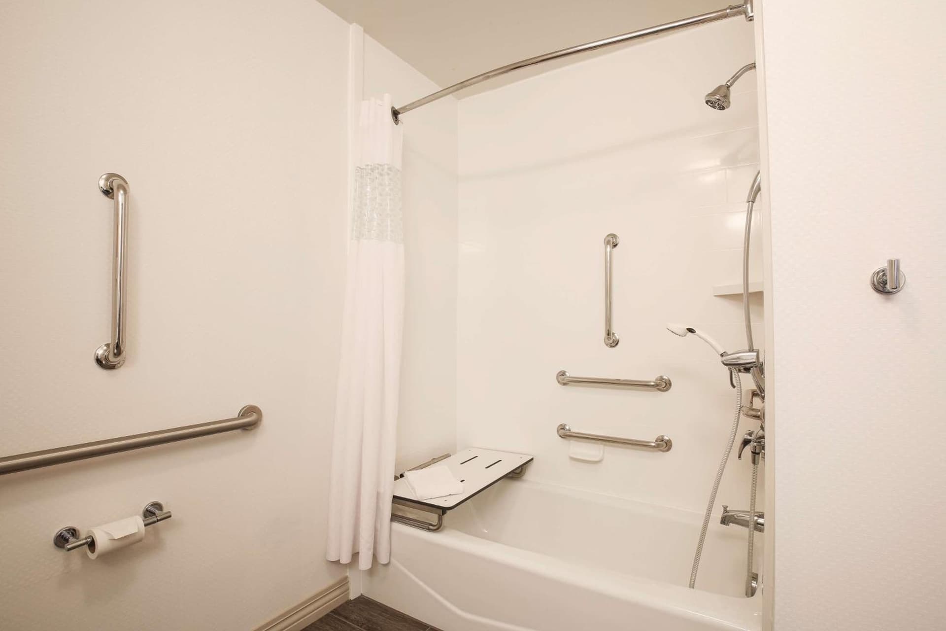 Hampton Inn & Suites Camarillo interior in Camarillo, CA — gallery photo 2