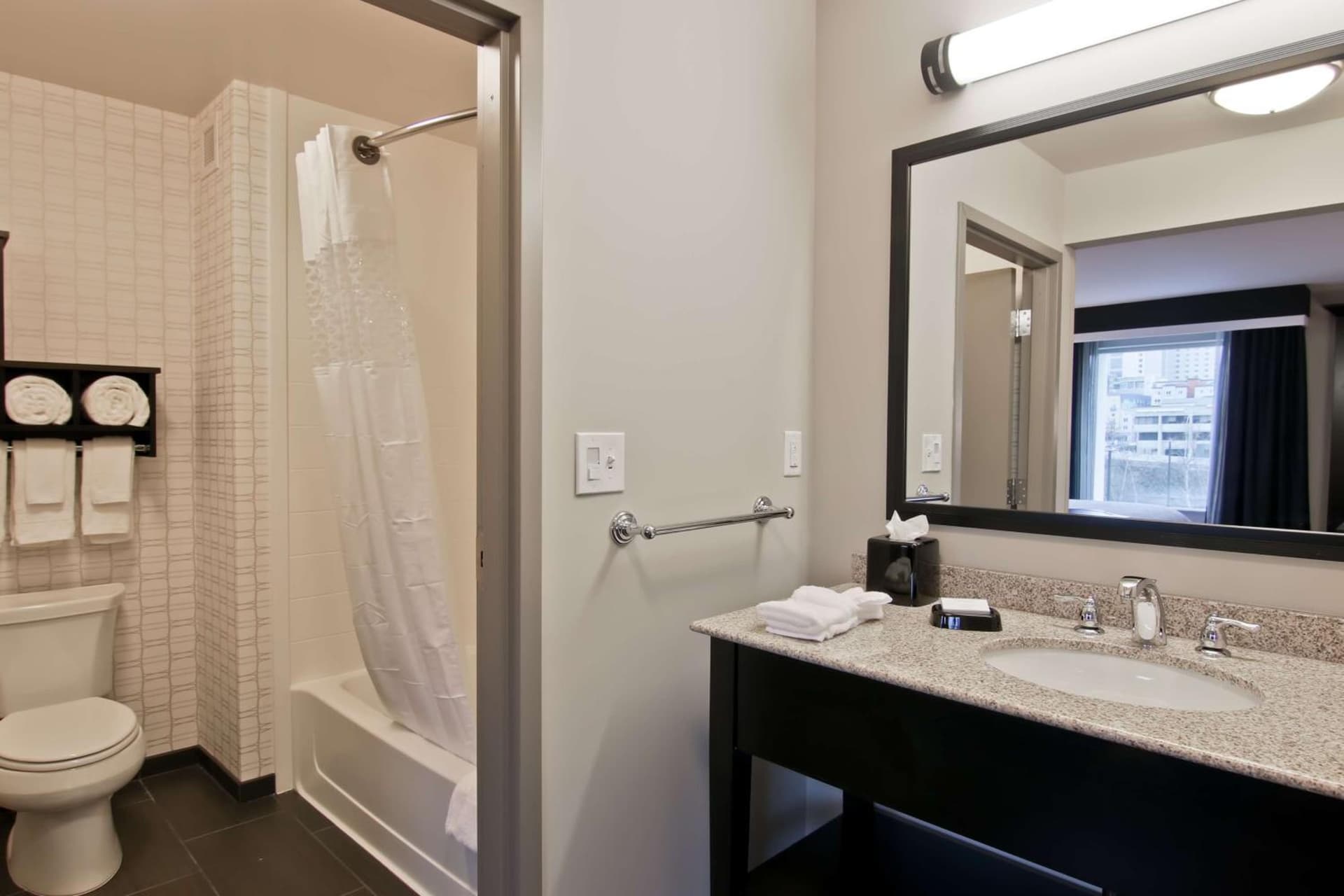 Hampton Inn & Suites Bellevue Downtown/Seattle gallery photo in Bellevue, WA — image 11