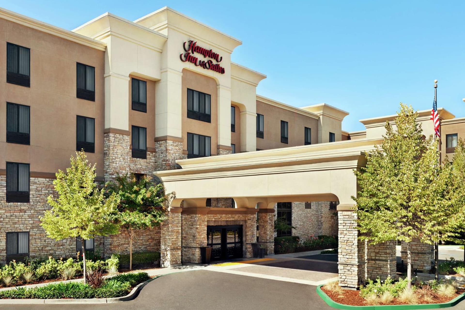 Hampton Inn & Suites West Sacramento interior in West Sacramento, CA — gallery photo 2