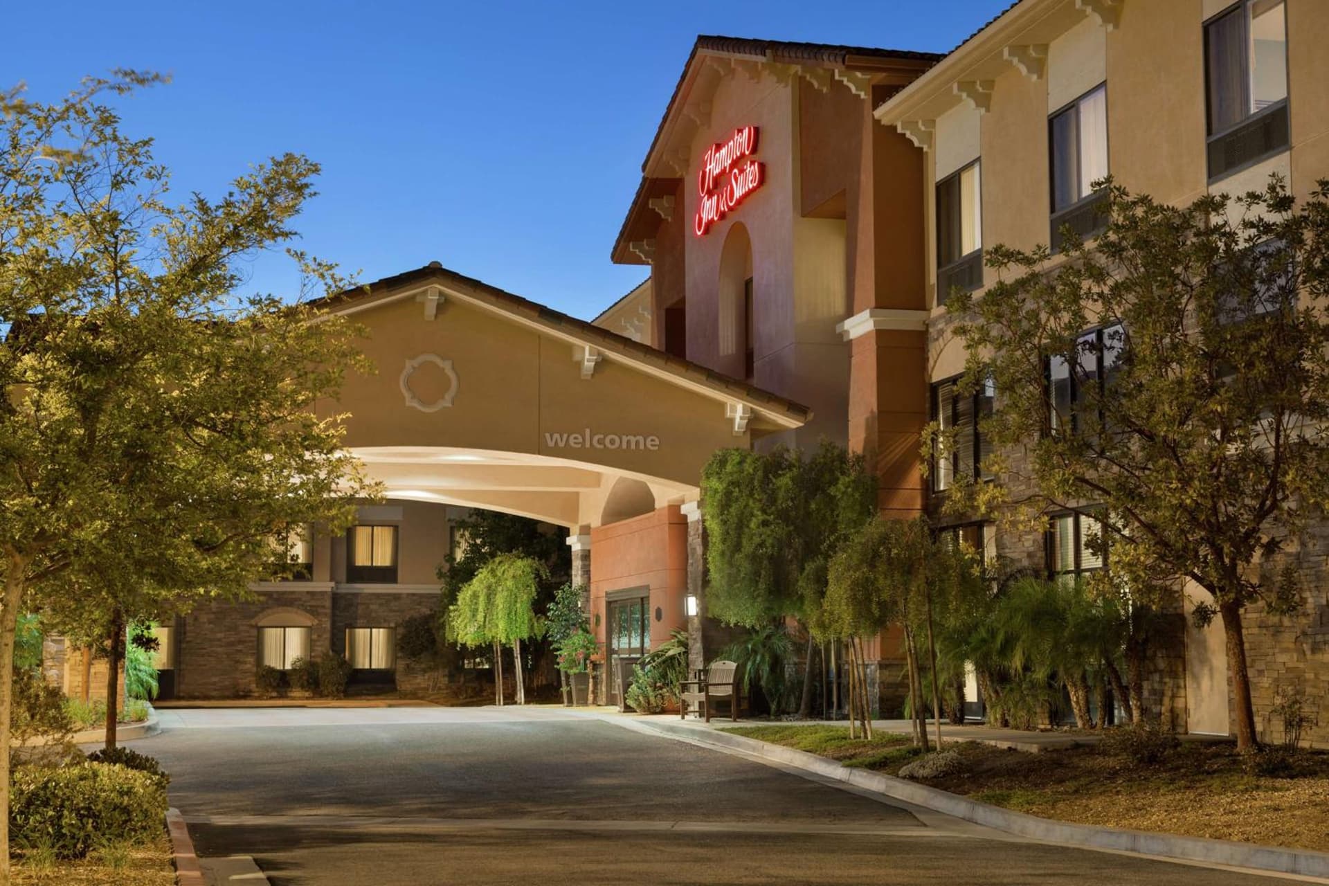 Hampton Inn & Suites Thousand Oaks interior in Thousand Oaks, CA — gallery photo 2