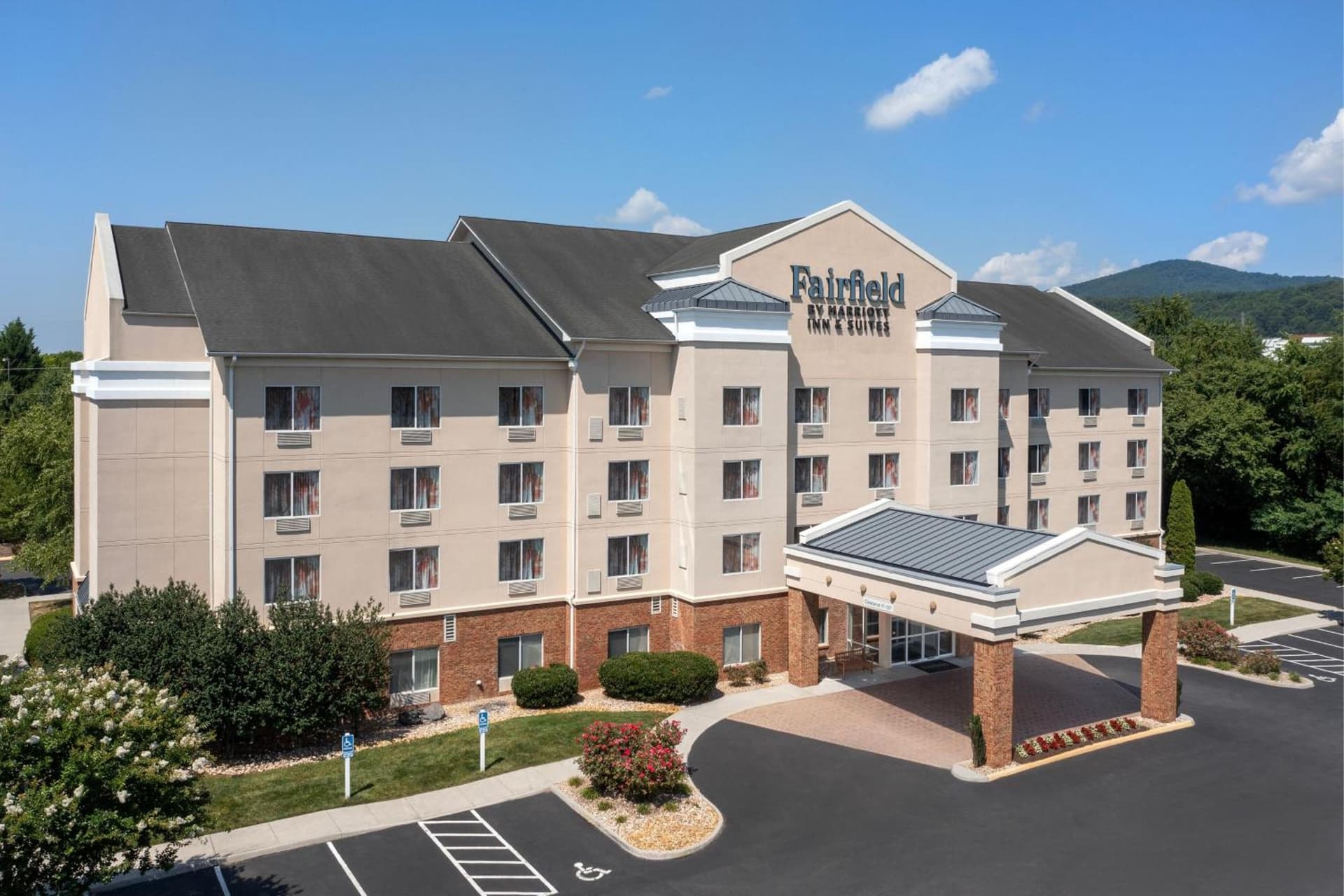 Fairfield Inn & Suites Roanoke Hollins/I-81 interior in Roanoke, VA — gallery photo 2