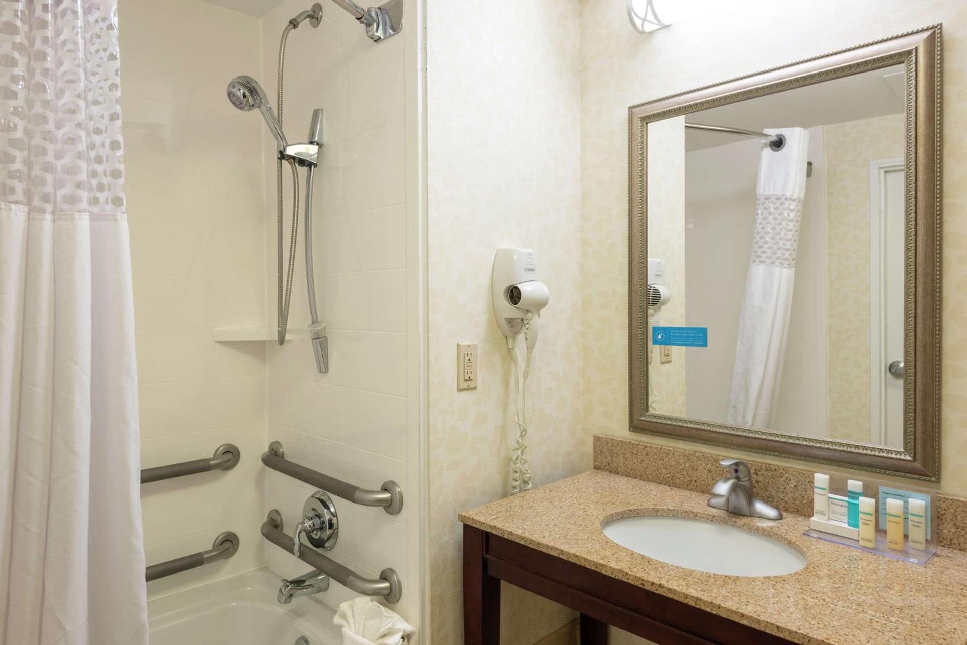 Hampton Inn Indianapolis Downtown Across from Circle Centre gallery photo in Indianapolis, IN — image 61