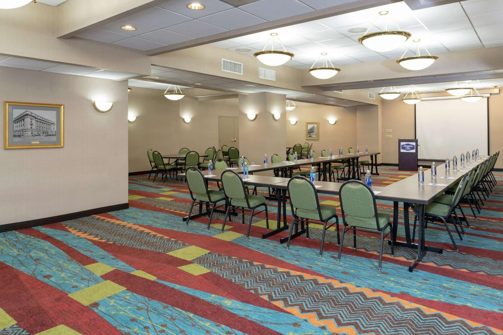 Hampton Inn Indianapolis Downtown Across from Circle Centre gallery photo in Indianapolis, IN — image 15