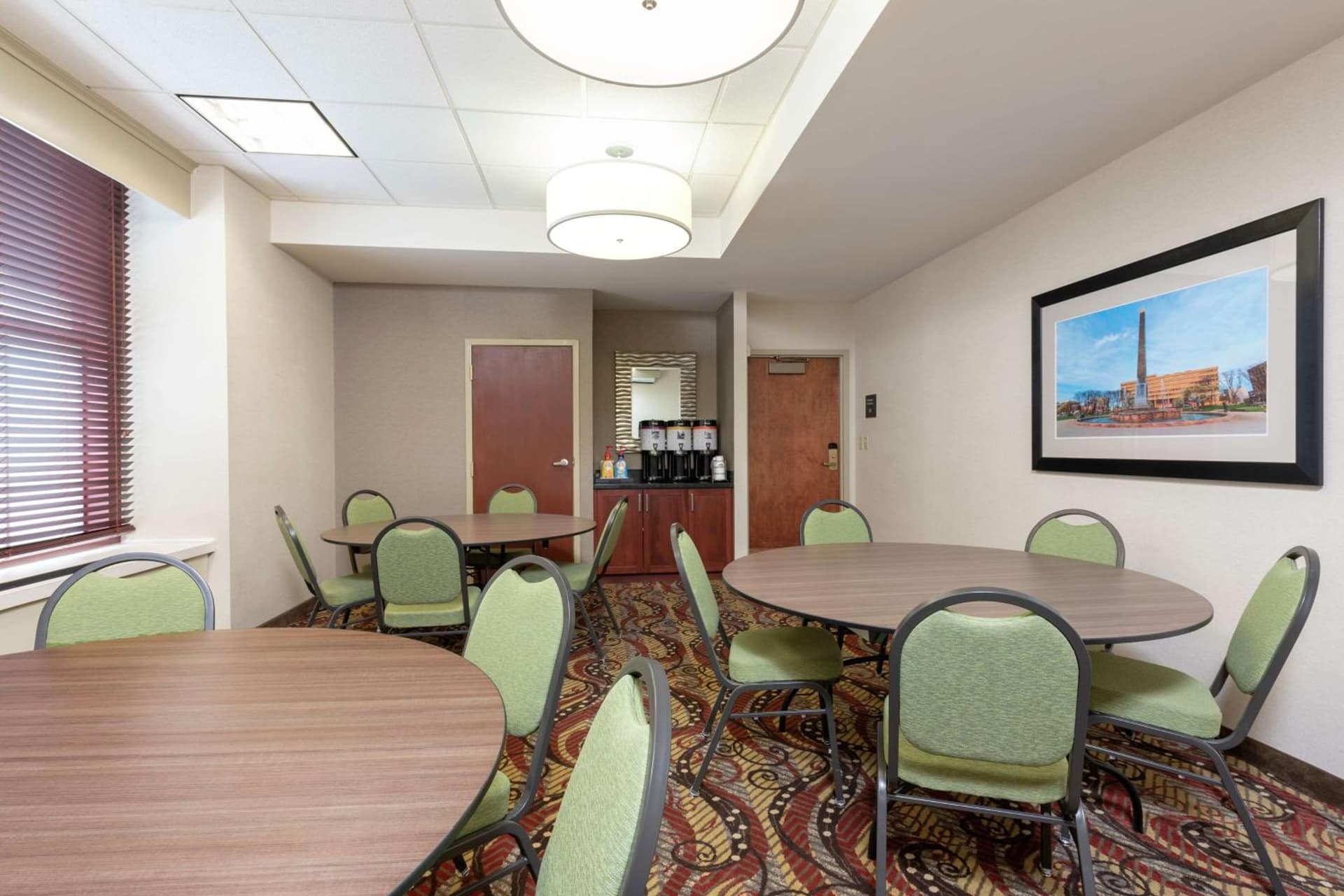 Hampton Inn Indianapolis Downtown Across from Circle Centre gallery photo in Indianapolis, IN — image 10