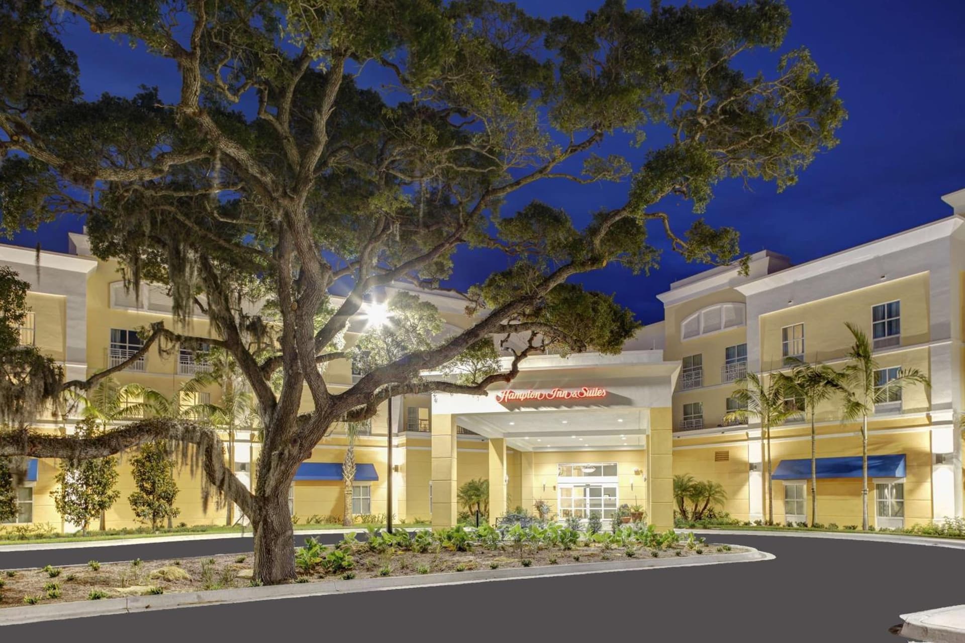 Hampton Inn and Suites by Hilton Vero Beach-Downtown interior in Vero Beach, FL — gallery photo 2