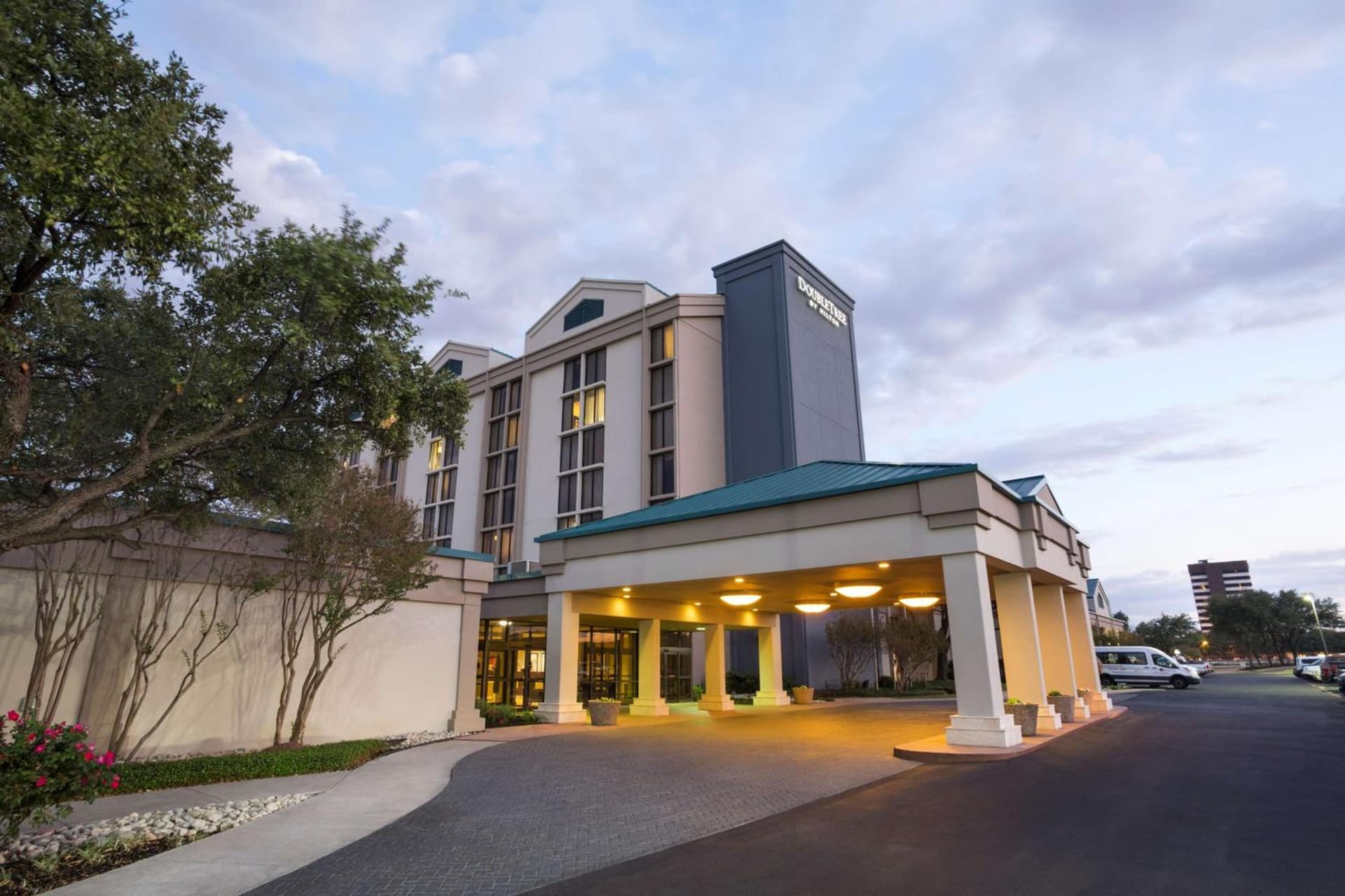 DoubleTree by Hilton DFW Airport North interior in Irving, TX — gallery photo 2