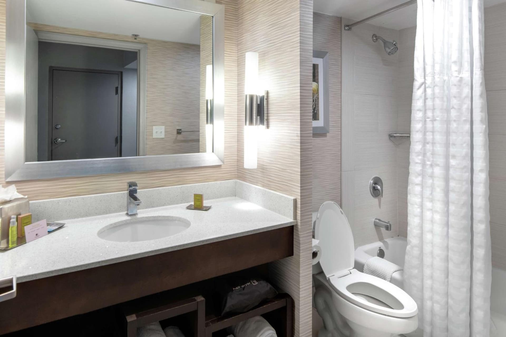 DoubleTree by Hilton Hotel Jacksonville Airport gallery photo in Jacksonville, FL — image 7