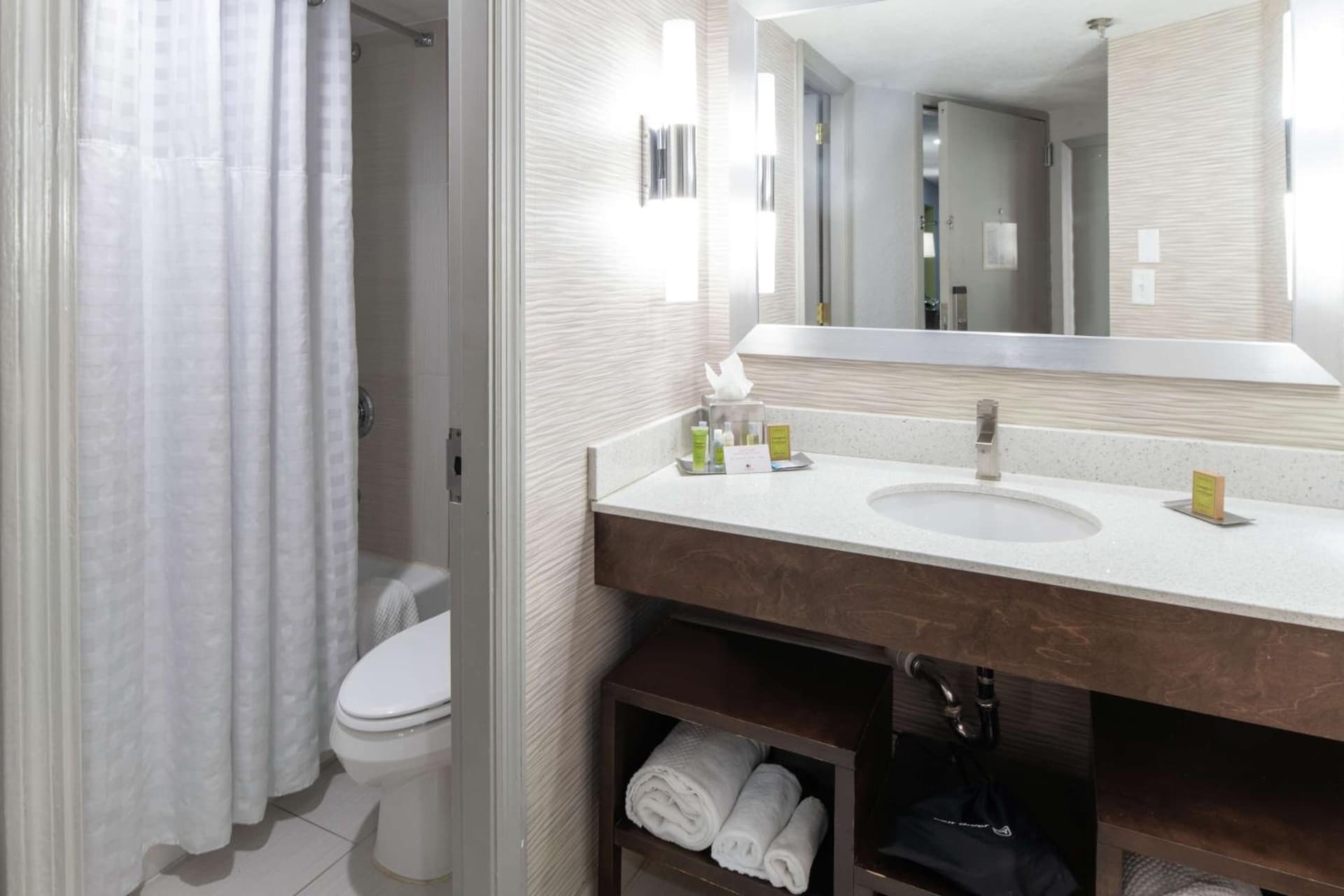 DoubleTree by Hilton Hotel Jacksonville Airport gallery photo in Jacksonville, FL — image 62