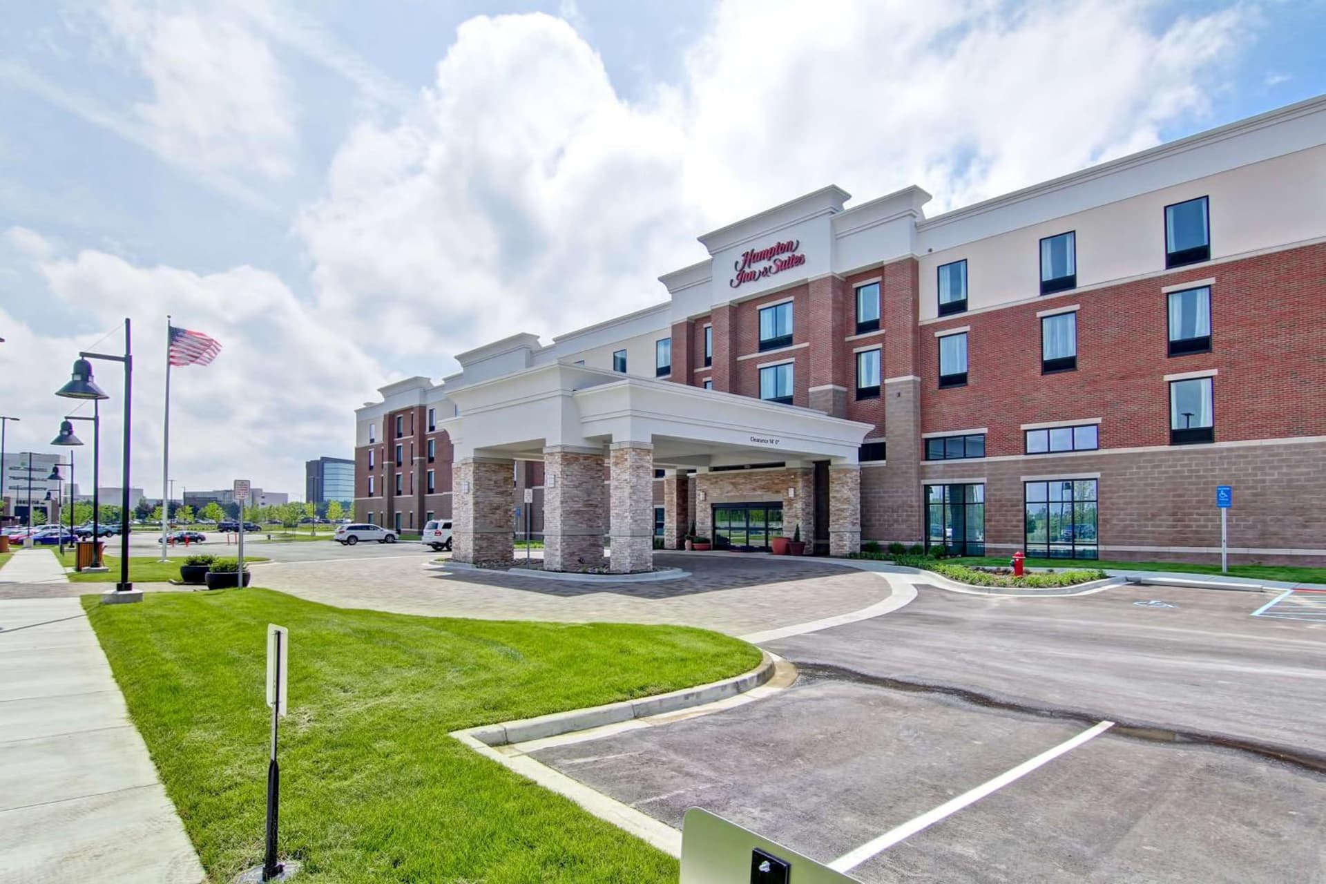 Hampton Inn & Suites Detroit/Troy property views in Clawson, MI — gallery photo 3