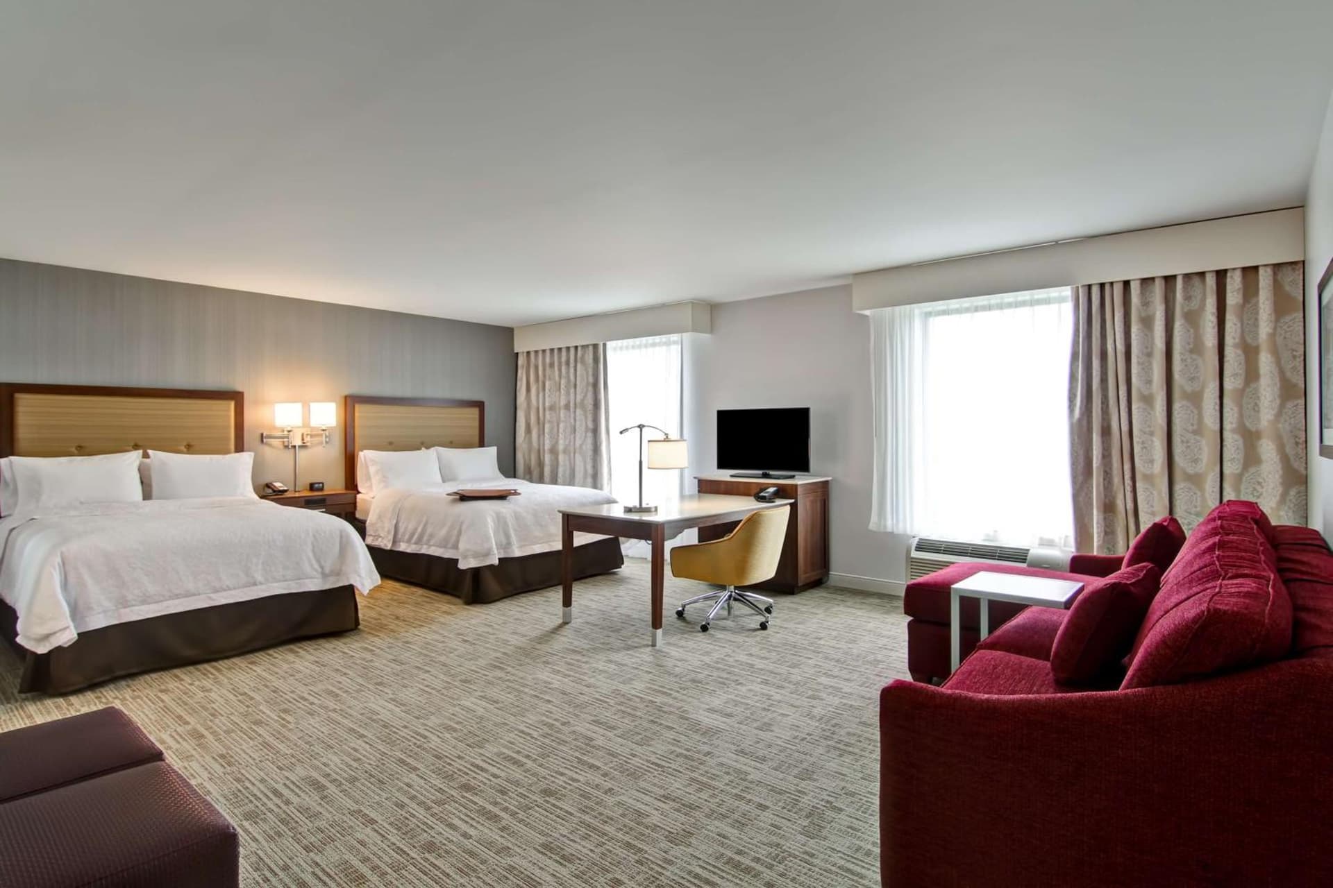Hampton Inn & Suites Detroit/Troy property views in Clawson, MI — gallery photo 3