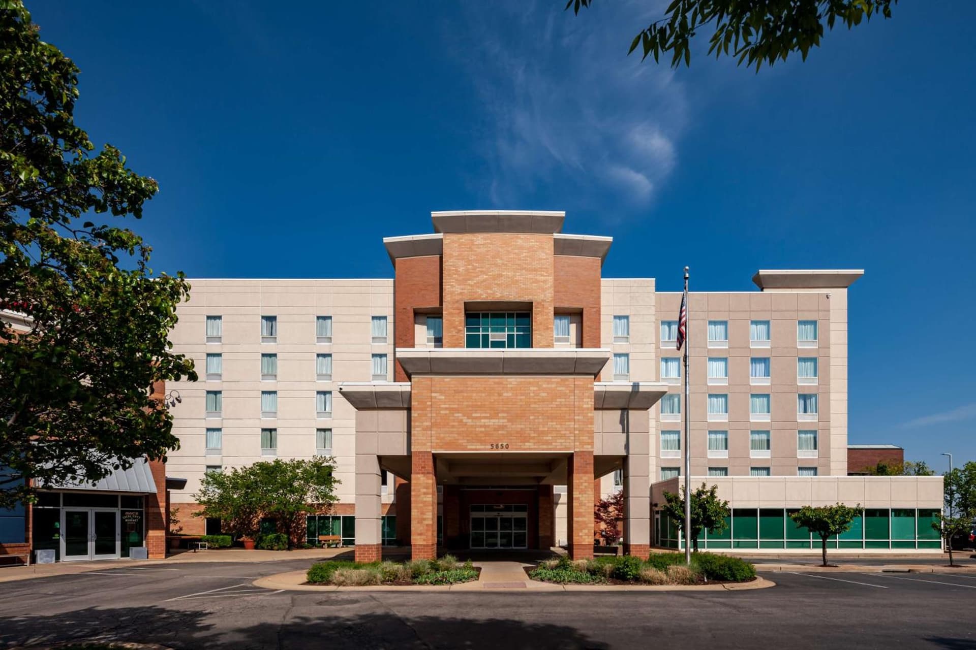 Hampton Inn & Suites St. Louis at Forest Park exterior or lobby in Saint Louis, MO — main listing photo