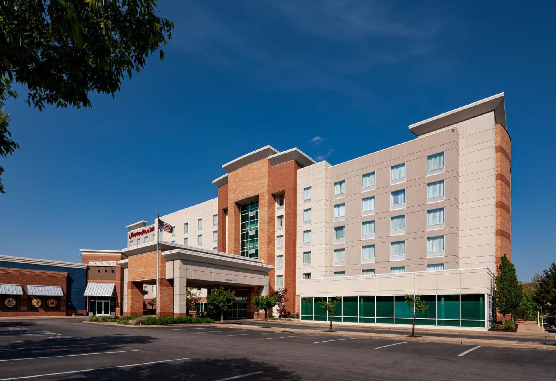 Hampton Inn & Suites St. Louis at Forest Park interior in Saint Louis, MO — gallery photo 2