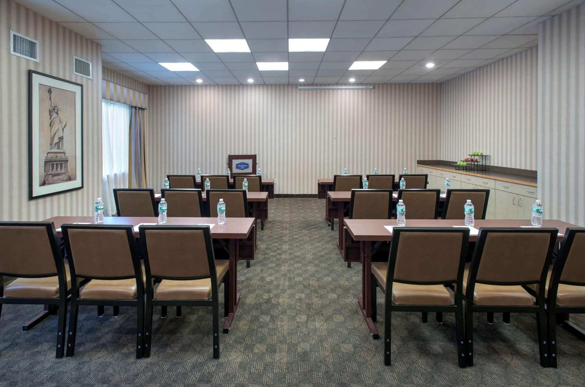 Hampton Inn NY-JFK gallery photo in Queens, NY — image 11