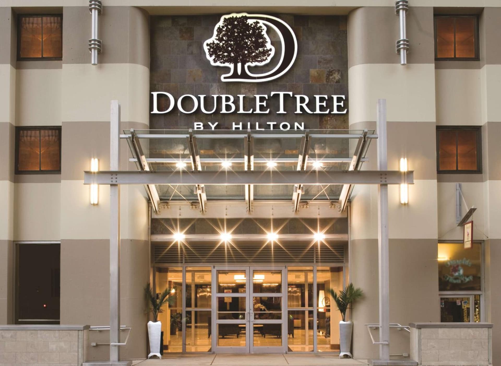 DoubleTree by Hilton Hotel & Suites Pittsburgh Downtown interior in Pittsburgh, PA — gallery photo 2