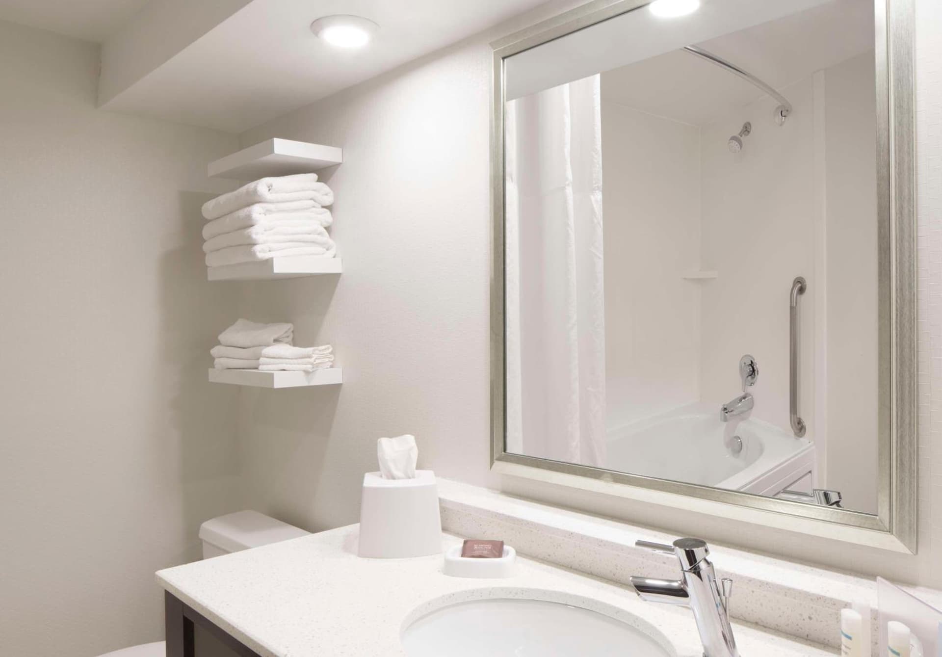 Hampton Inn Charleston-Southridge gallery photo in Charleston, WV — image 36