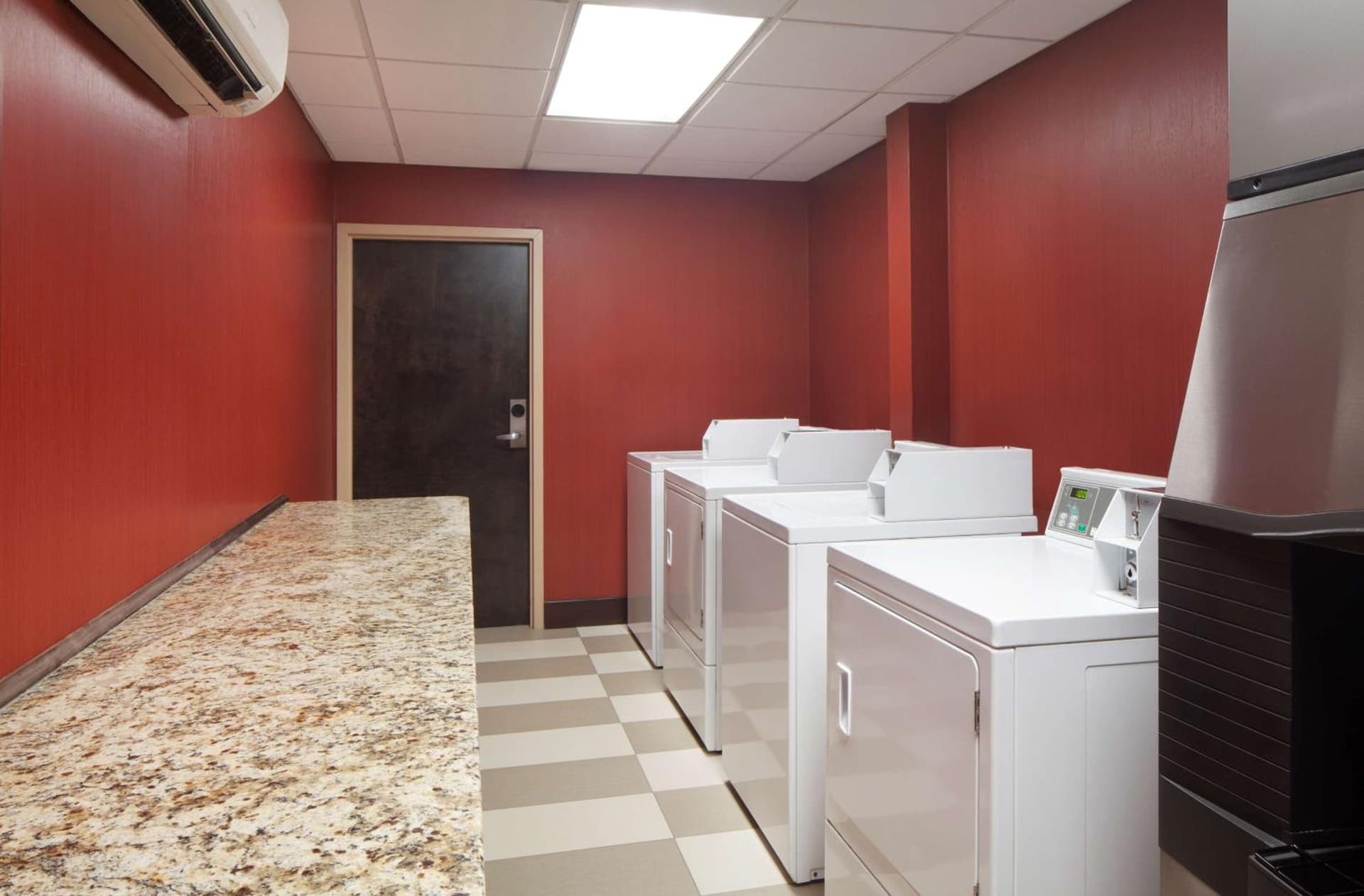 Hampton Inn Charleston-Southridge gallery photo in Charleston, WV — image 28