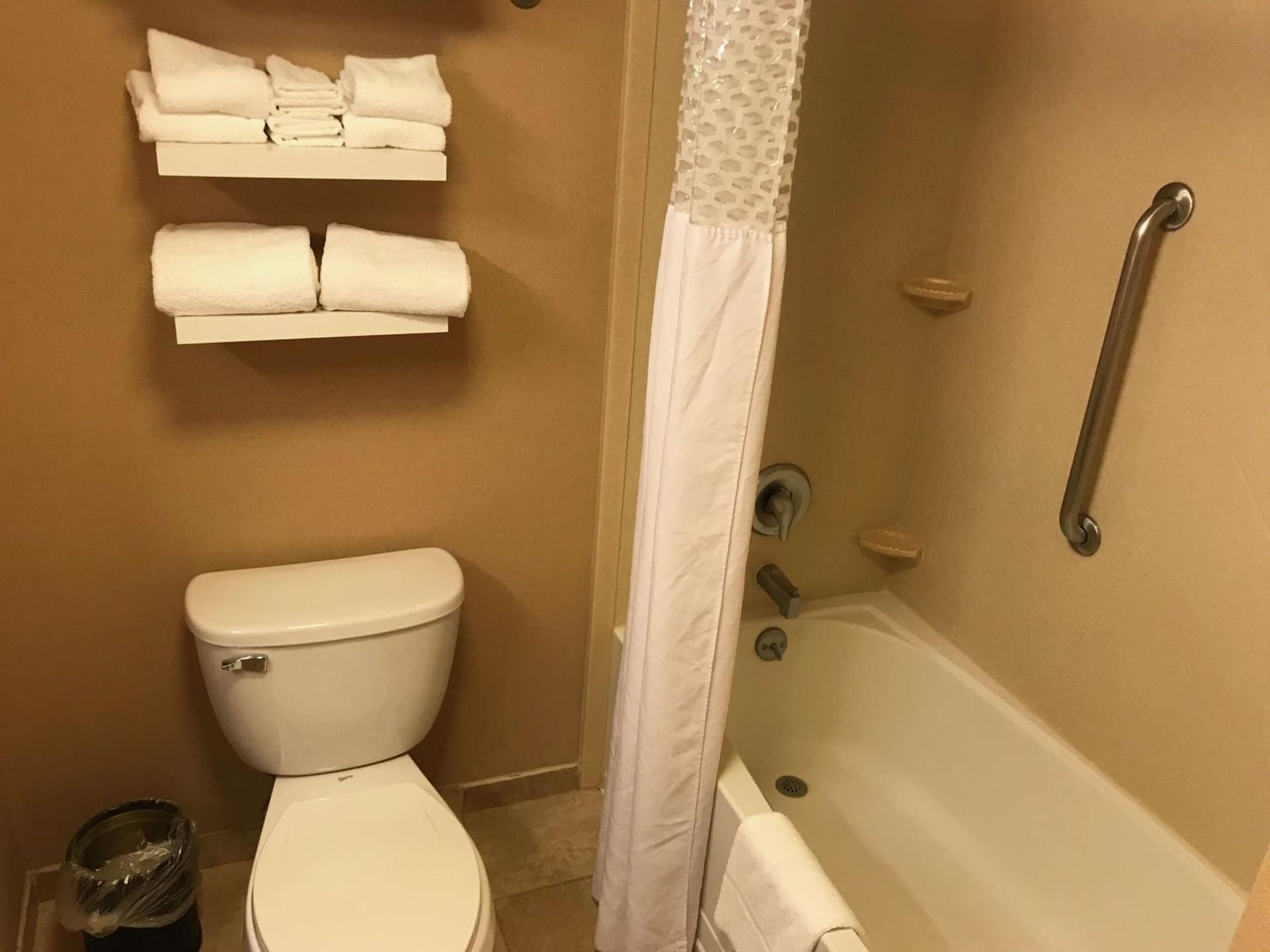 Hampton Inn & Suites Bloomington-Normal gallery photo in Normal, IL — image 6
