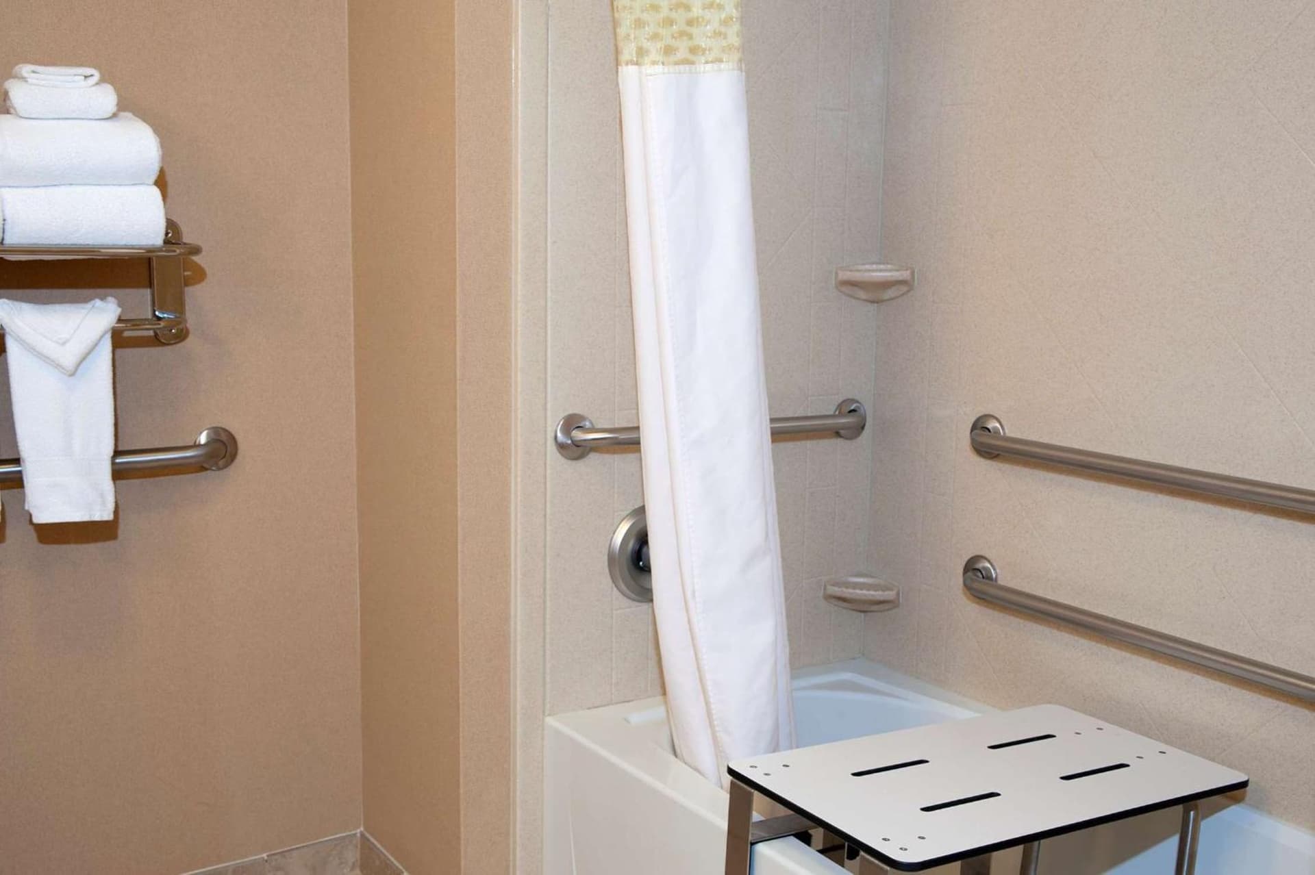 Hampton Inn & Suites Bloomington-Normal gallery photo in Normal, IL — image 35