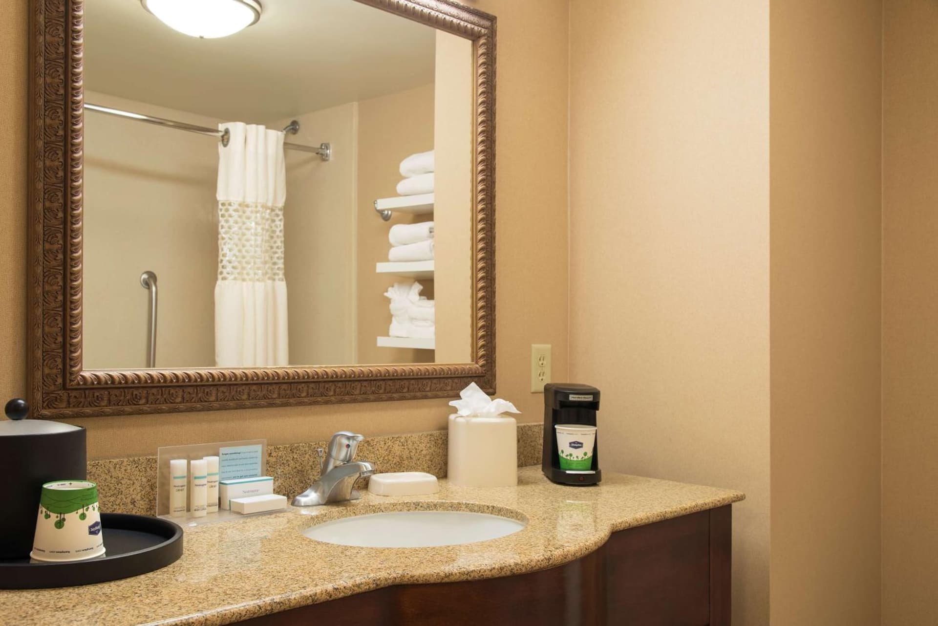 Hampton Inn & Suites Bloomington-Normal gallery photo in Normal, IL — image 13