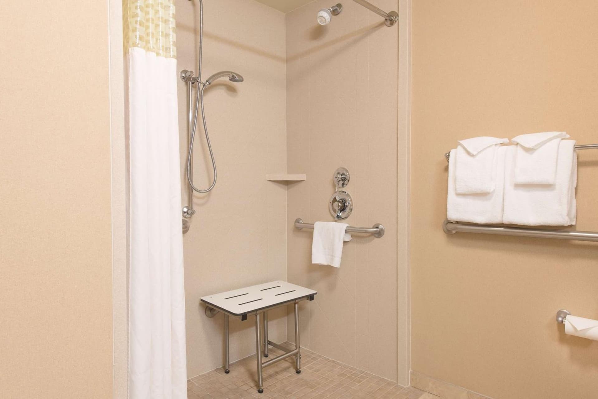 Hampton Inn & Suites Bloomington-Normal gallery photo in Normal, IL — image 7