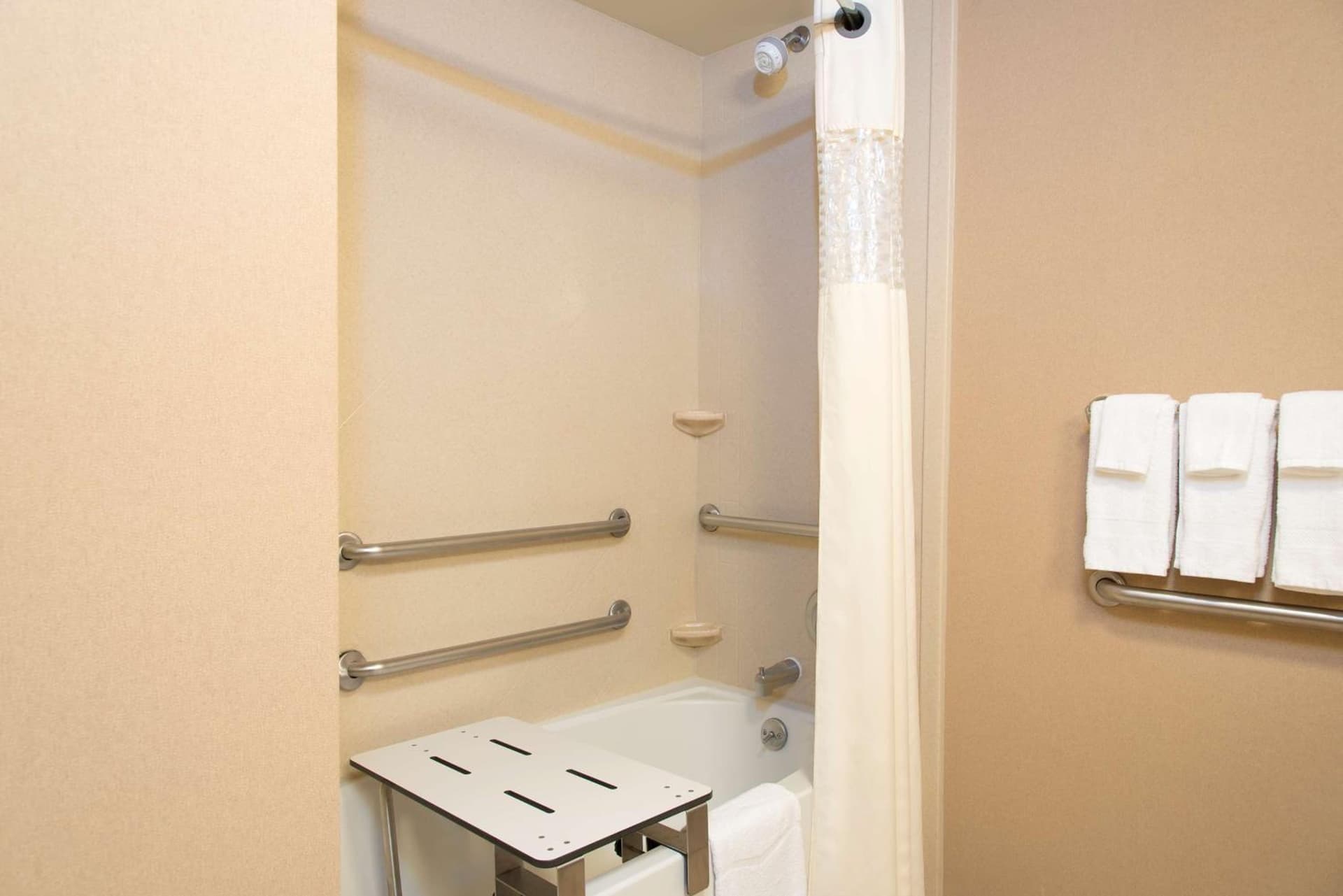 Hampton Inn & Suites Bloomington-Normal gallery photo in Normal, IL — image 11