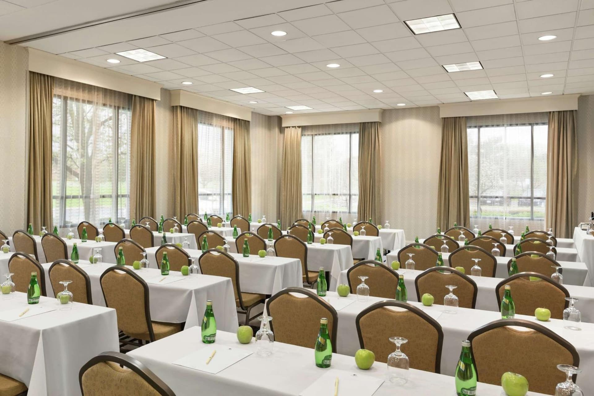DoubleTree by Hilton Hotel Detroit Novi gallery photo in Novi, MI — image 28