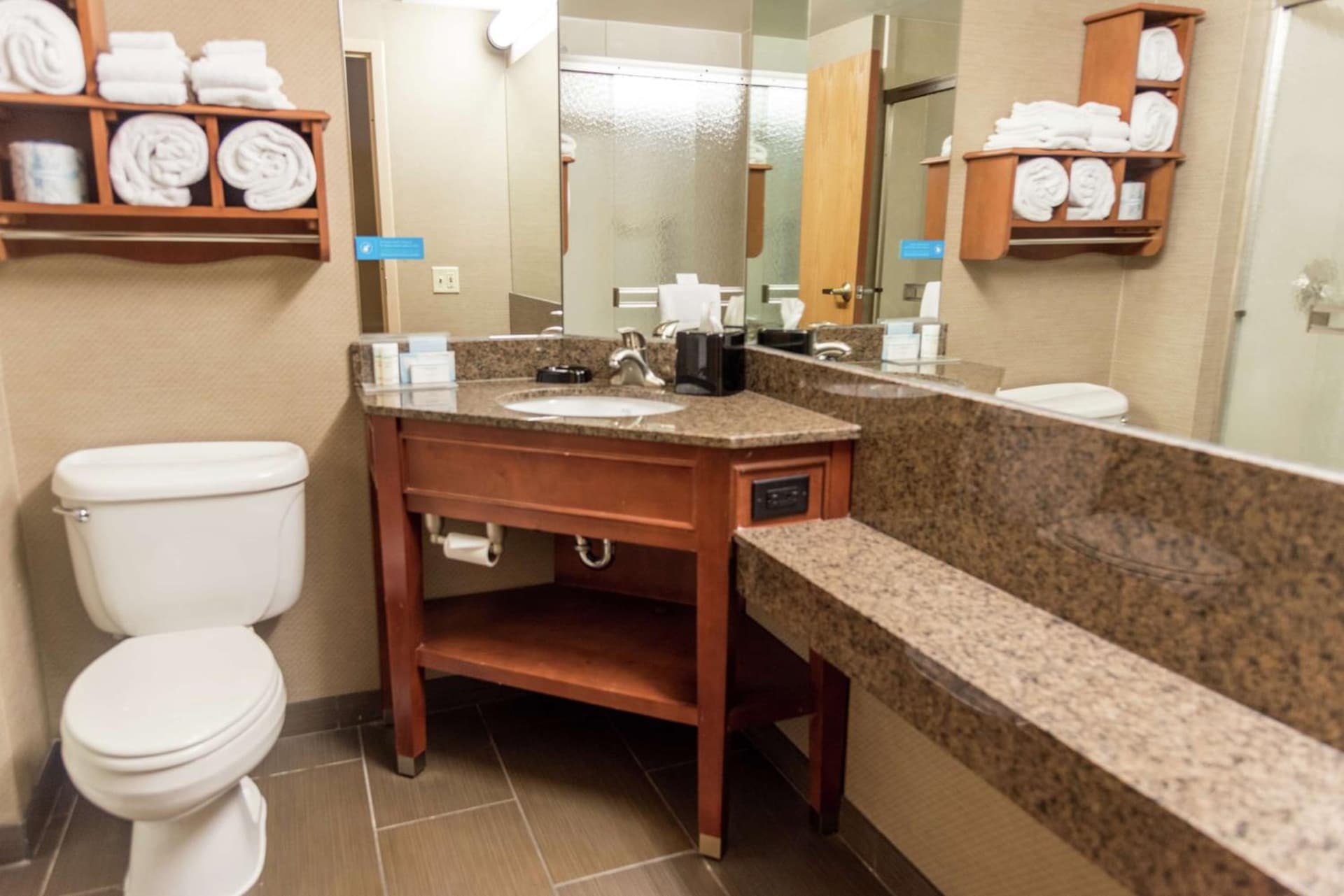 Hampton Inn Muskegon gallery photo in Muskegon Heights, MI — image 10