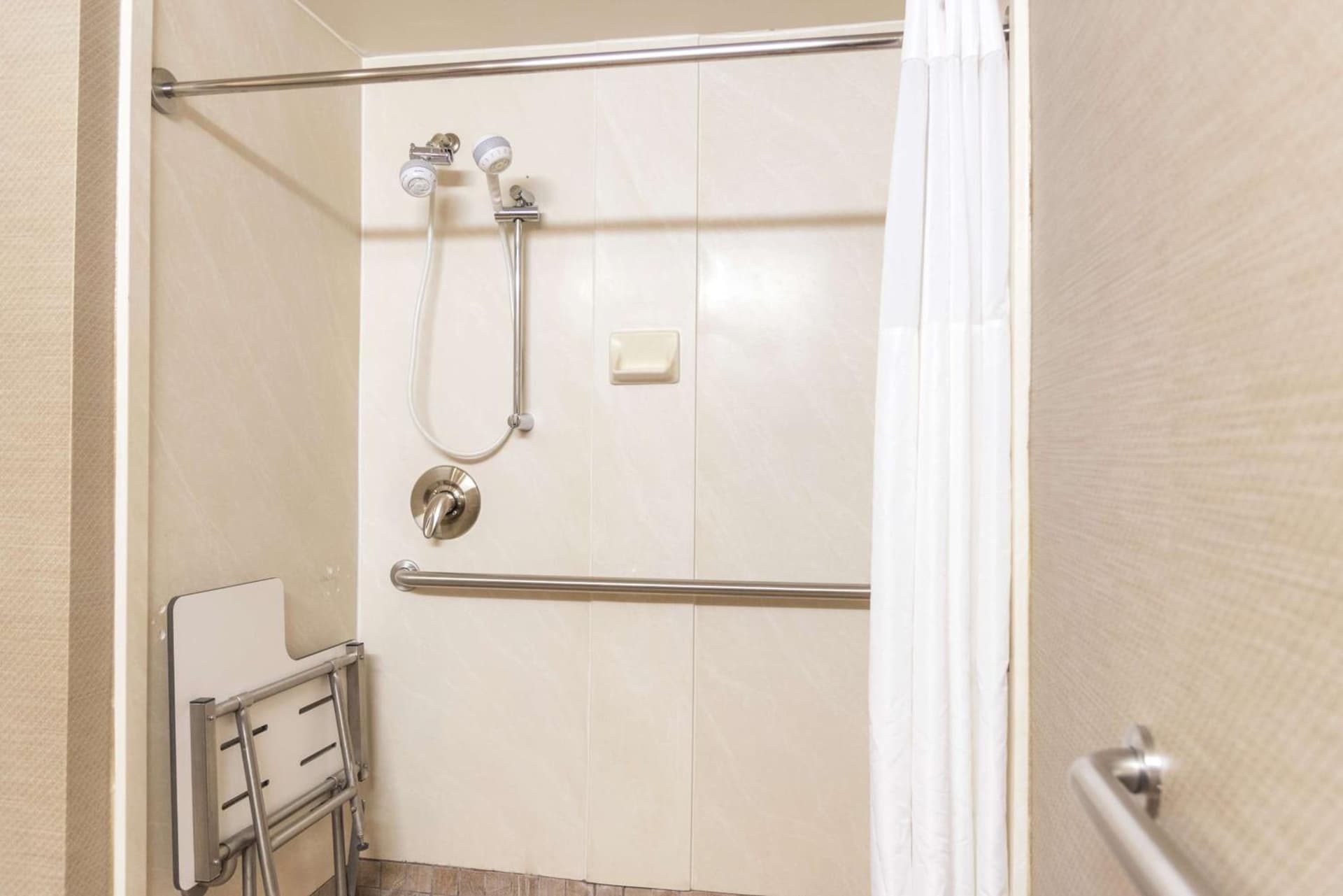 Hampton Inn Muskegon gallery photo in Muskegon Heights, MI — image 34