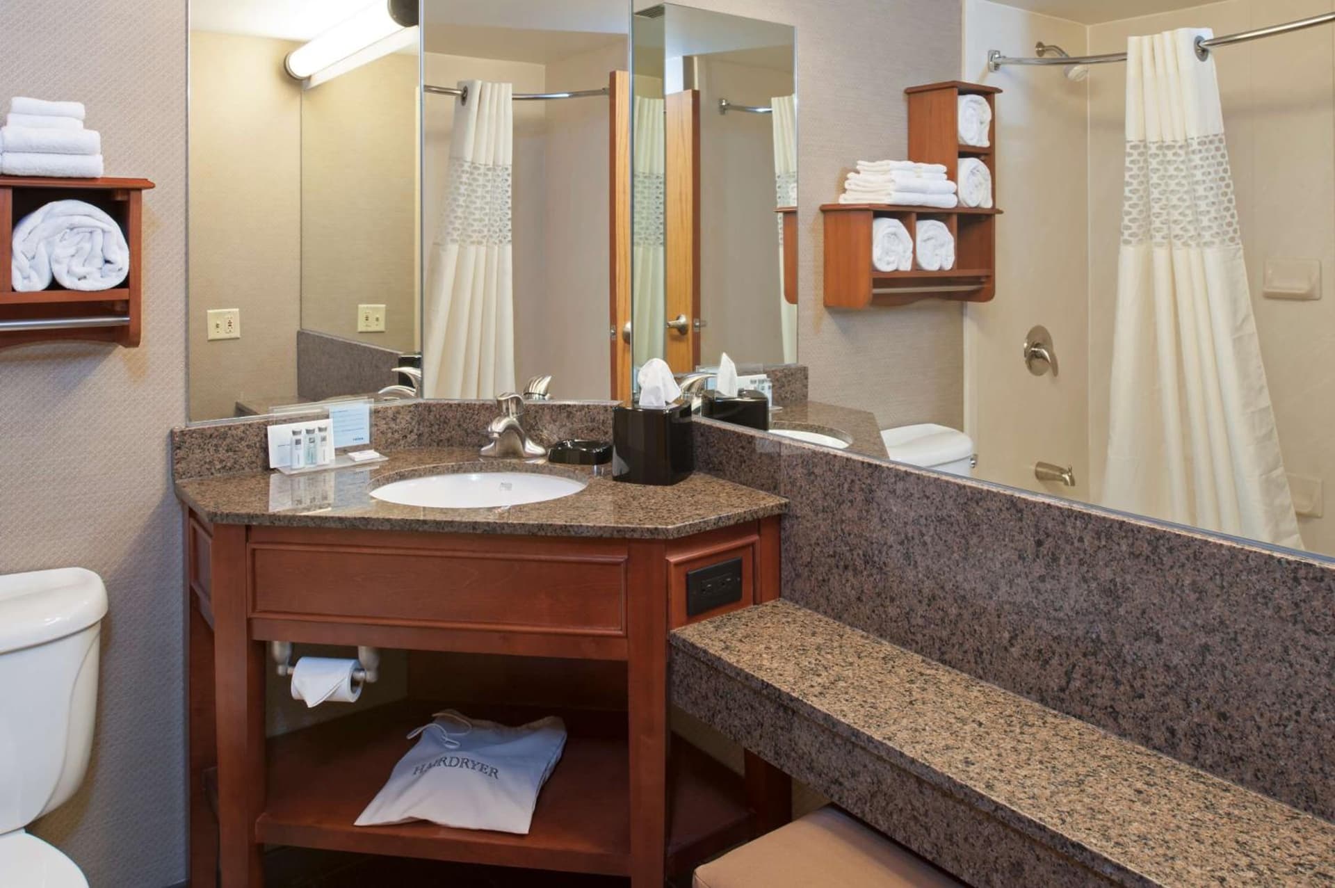 Hampton Inn Muskegon gallery photo in Muskegon Heights, MI — image 33